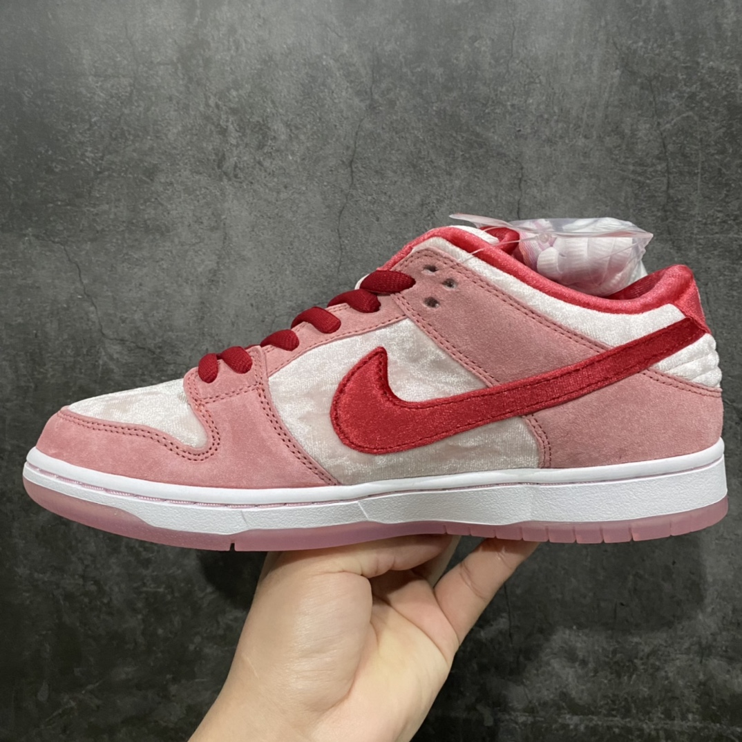 图片[2]-【M版纯原】StrangeLove x NK SB Dunk Low 联名情人节限定白粉 CT2552-800n圈内最强 零售首选 独家原厂航空铝磨具打磨大底 鞋头坡度极致还原 原盒原配 圈内天花板工艺 原厂冲刀 超高清洁度 全鞋零毛边皮料切割 全套原楦原模倾力打造完美版型 采用原厂百宏鞋带以及原厂百宏织唛舌标 内标可供原厂几率过验 原厂中底布黄色点胶 原厂中底布拉帮走线遵循公司‼️nSIZE：36 36.5 37.5 38 38.5 39 40 40.5 41 42 42.5 43 44 45 46 47.5-莆田鞋批发中心