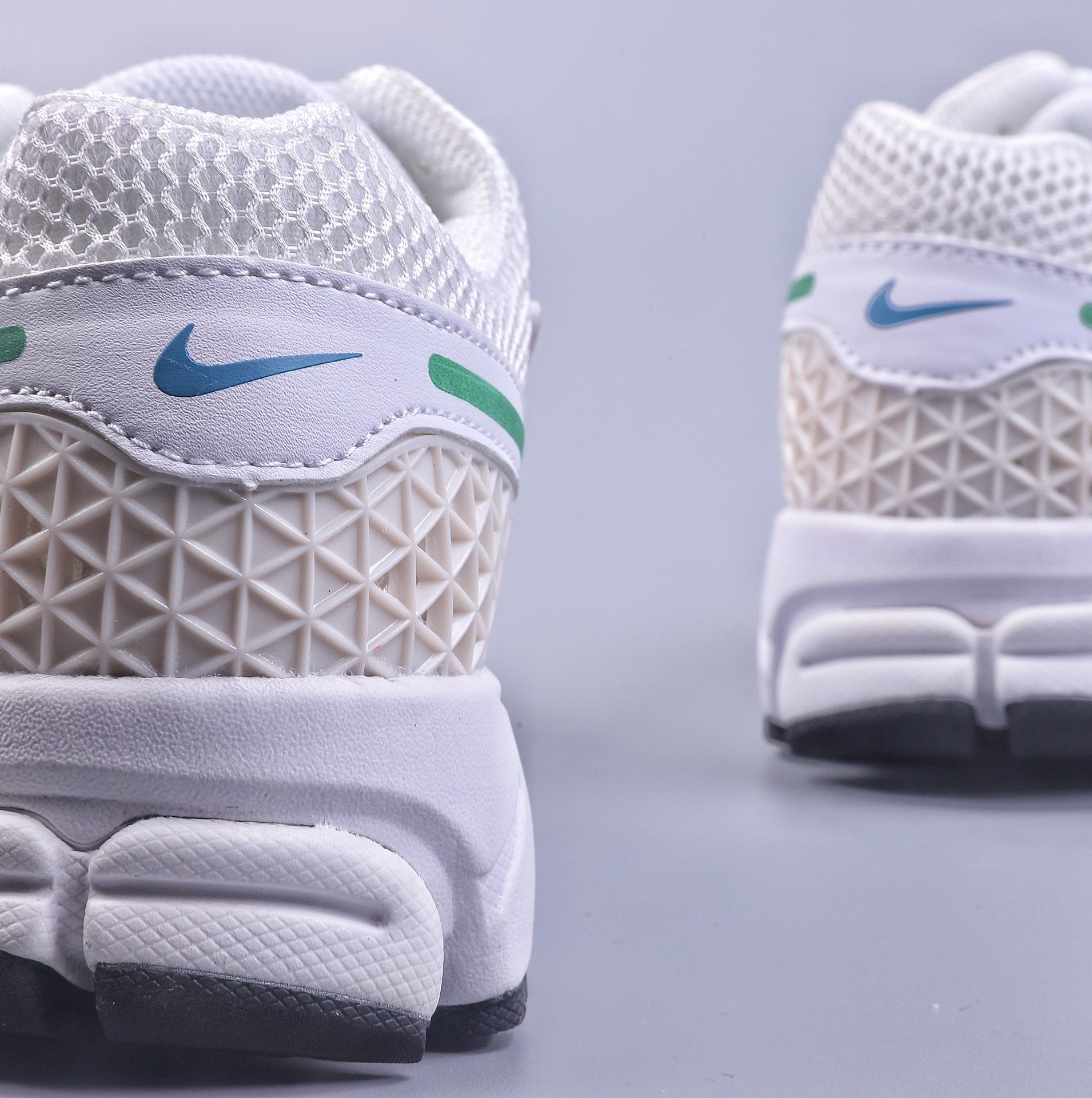 180 5A Nike Zoom Vomero 5 经典复古潮流运动鞋 FN3446-111