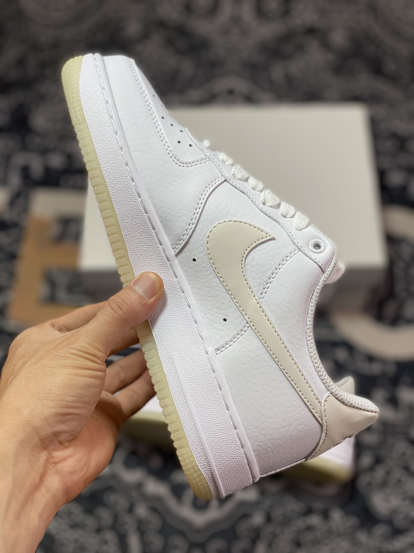 200 Nike Wmns Air Force 1 07 Essential”White Sole Glow”空军一号板鞋“皮革白水晶夜光3M钩”AO2132-101