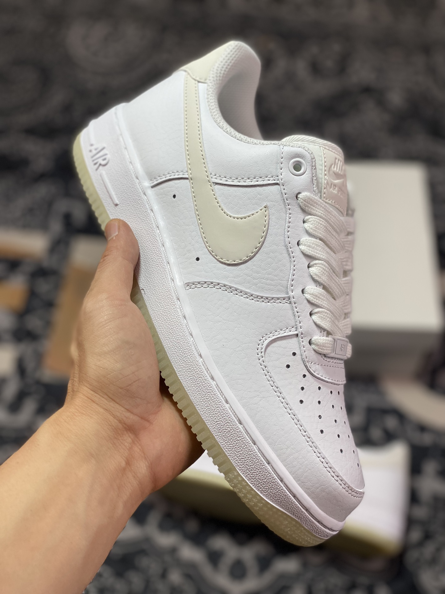 200 Nike Wmns Air Force 1 07 Essential”White Sole Glow”空军一号板鞋“皮革白水晶夜光3M钩”AO2132-101