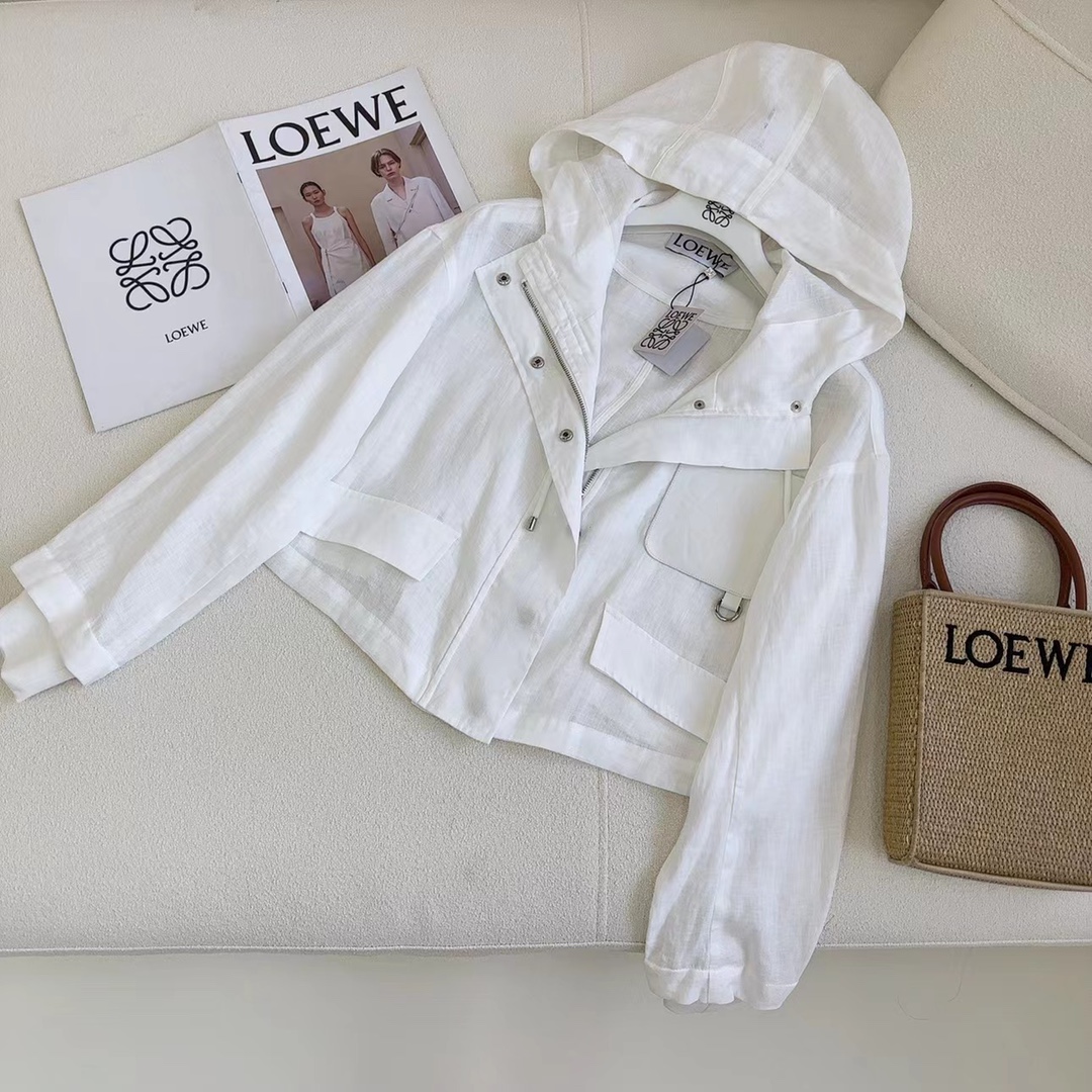 特价🉐️ ❗️现货齐码❗️不退不换❗️爆单推荐 Loe 23Ss———春夏最新款轻薄防晒连帽短外套🤍压花