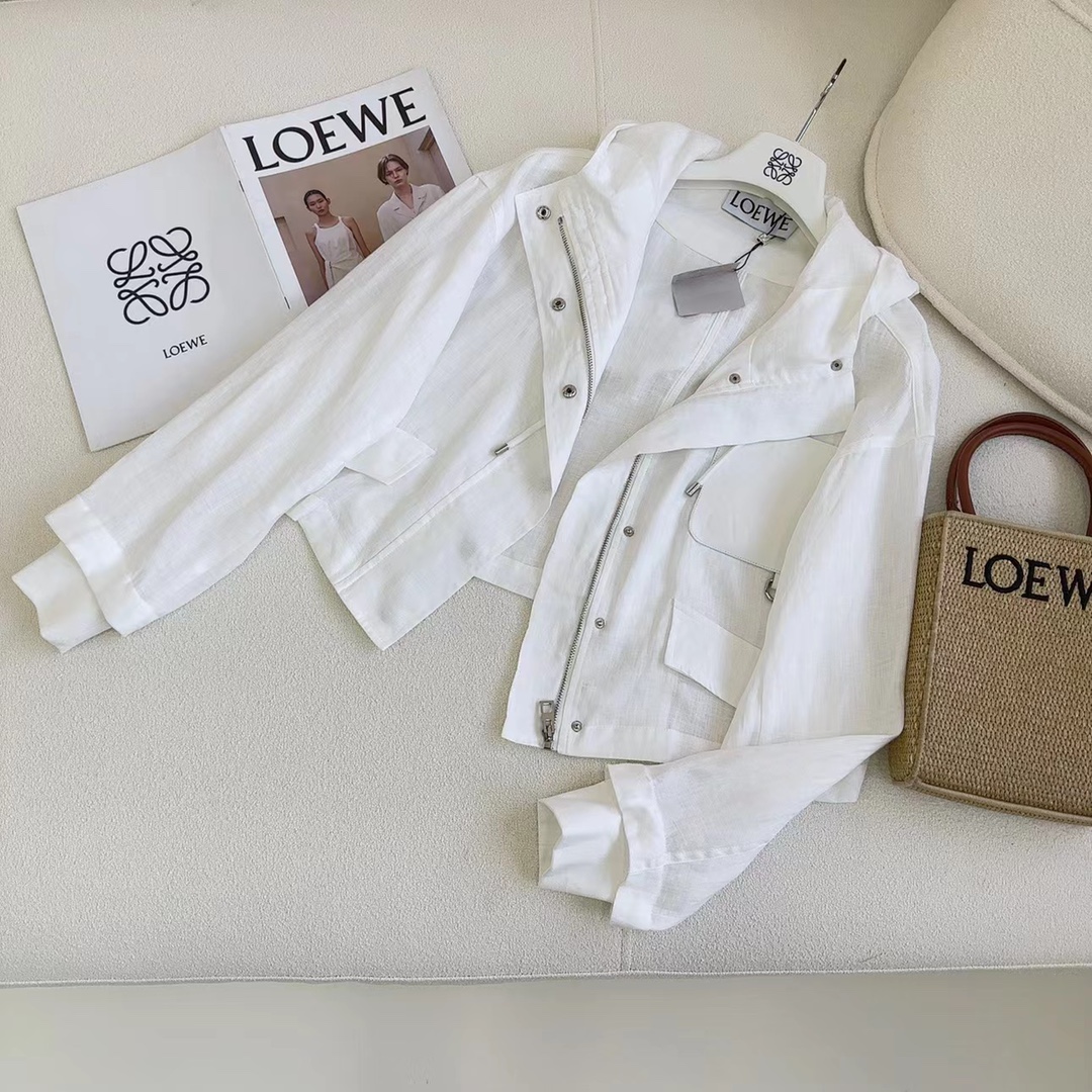 特价🉐️ ❗️现货齐码❗️不退不换❗️爆单推荐 Loe 23Ss———春夏最新款轻薄防晒连帽短外套🤍压花