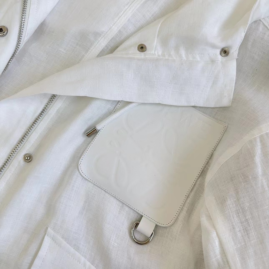 特价🉐️ ❗️现货齐码❗️不退不换❗️爆单推荐 Loe 23Ss———春夏最新款轻薄防晒连帽短外套🤍压花