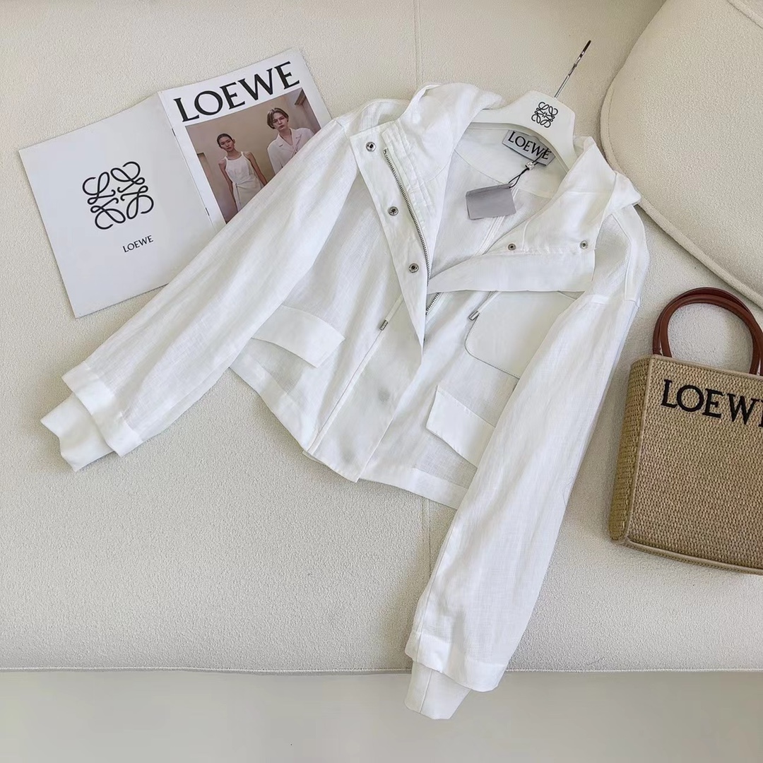 特价🉐️ ❗️现货齐码❗️不退不换❗️爆单推荐 Loe 23Ss———春夏最新款轻薄防晒连帽短外套🤍压花