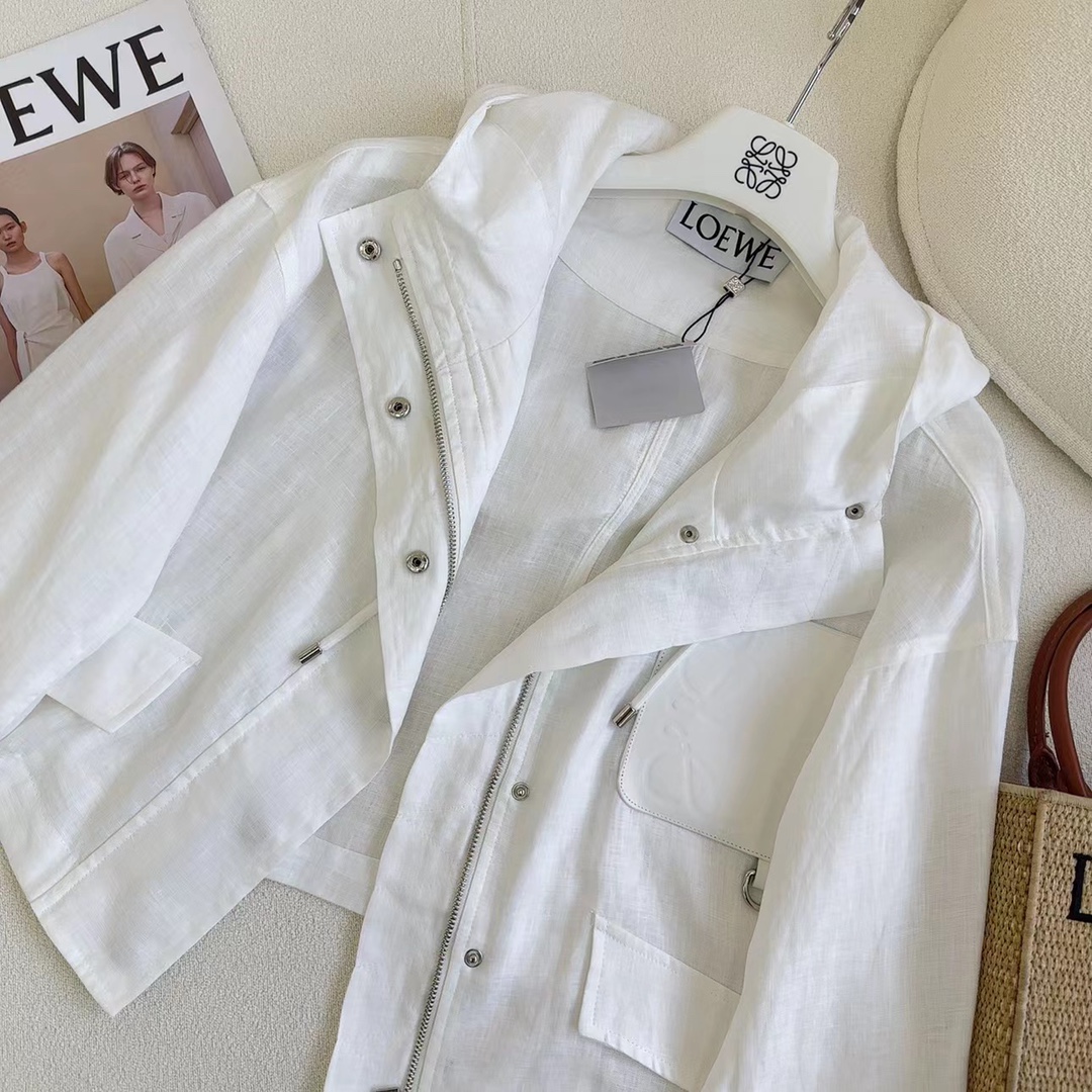 特价🉐️ ❗️现货齐码❗️不退不换❗️爆单推荐 Loe 23Ss———春夏最新款轻薄防晒连帽短外套🤍压花