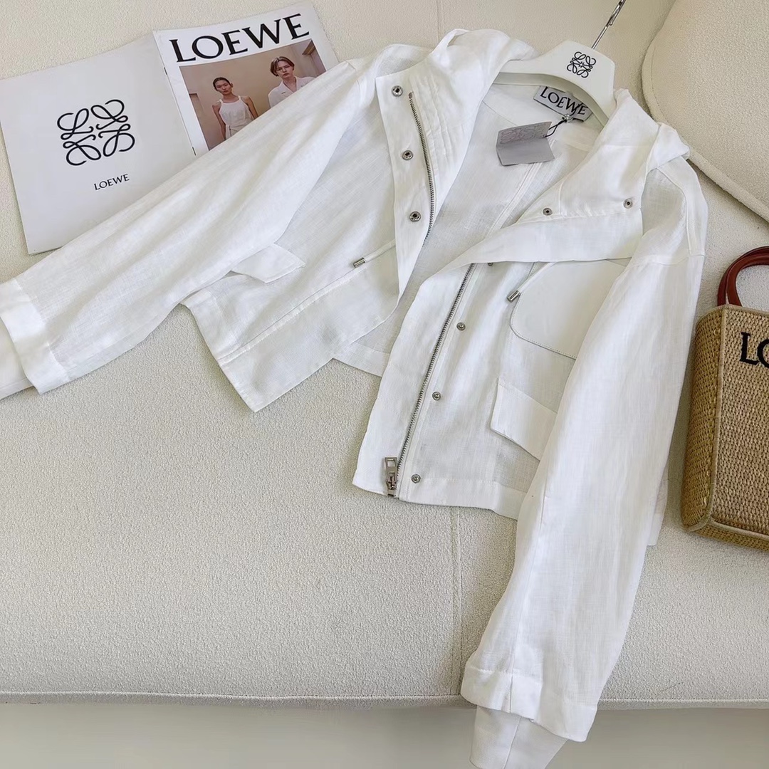 特价🉐️ ❗️现货齐码❗️不退不换❗️爆单推荐 Loe 23Ss———春夏最新款轻薄防晒连帽短外套🤍压花