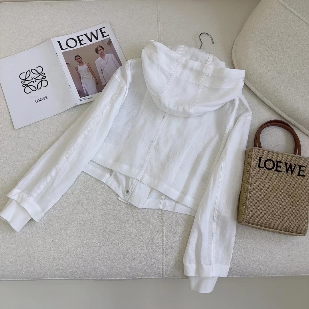 特价🉐️ ❗️现货齐码❗️不退不换❗️爆单推荐 Loe 23Ss———春夏最新款轻薄防晒连帽短外套🤍压花