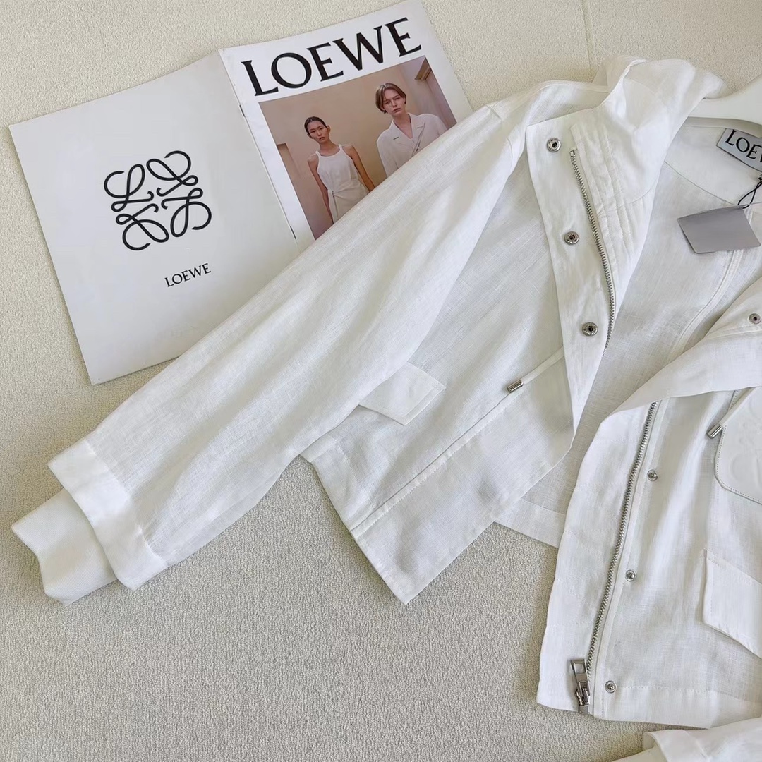 特价🉐️ ❗️现货齐码❗️不退不换❗️爆单推荐 Loe 23Ss———春夏最新款轻薄防晒连帽短外套🤍压花