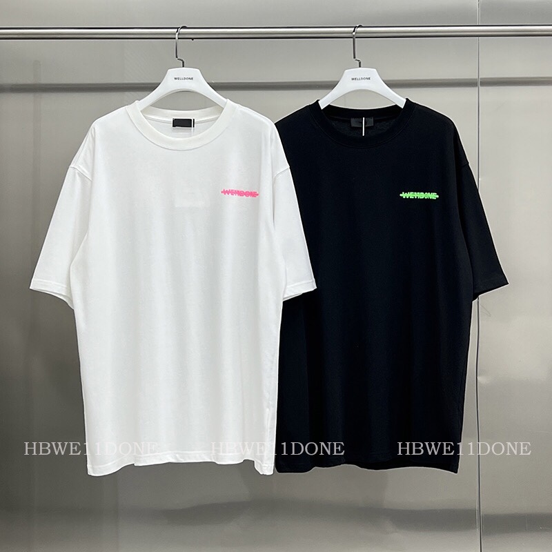💰73 款号W143#
WE11DONE 2025荧光划线发泡彩色颗粒贯穿字母宽松短袖T恤 男女同款
💥 超级火爆!~ins.小红书时尚博主都在穿!
独特发泡彩色字母设计. Oversize版型.经过水洗达到280克重的重磅短袖.垂顺感不会减弱.手感厚实舒适.胸前印花可以看到有过渡处理.今年WD的系列真的好看到爆,必须入手一件~
百搭必备,上身超级大牌范儿,面料采用280g26支双股赛络紧密纺单纱 结构紧密耐磨性好 因为织物品质高 上身才能有硬挺的效果而非市面上普通棉布 面料软而无型,外表所有肉眼可及的走线均是全身三线缝制,后领织带包边延伸到肩部加固,细节井口与肩膀处的衔接处打了倒针,更加无缝衔接,胸前印花纯手工进口胶浆覆盖,对比原版无任何色差,全套定制最新YUAN版辅料,包装袋,吊牌,洗水,主唛,小到别针,安排定制到位。春夏万能搭配不可缺少的出街穿搭必备,自留强烈推荐‼️
Color:黑色 白色
Size: S ML
肩宽 胸围 衣长
S 码 54 124 73
M码 56 128 75
L 码 58 132 77