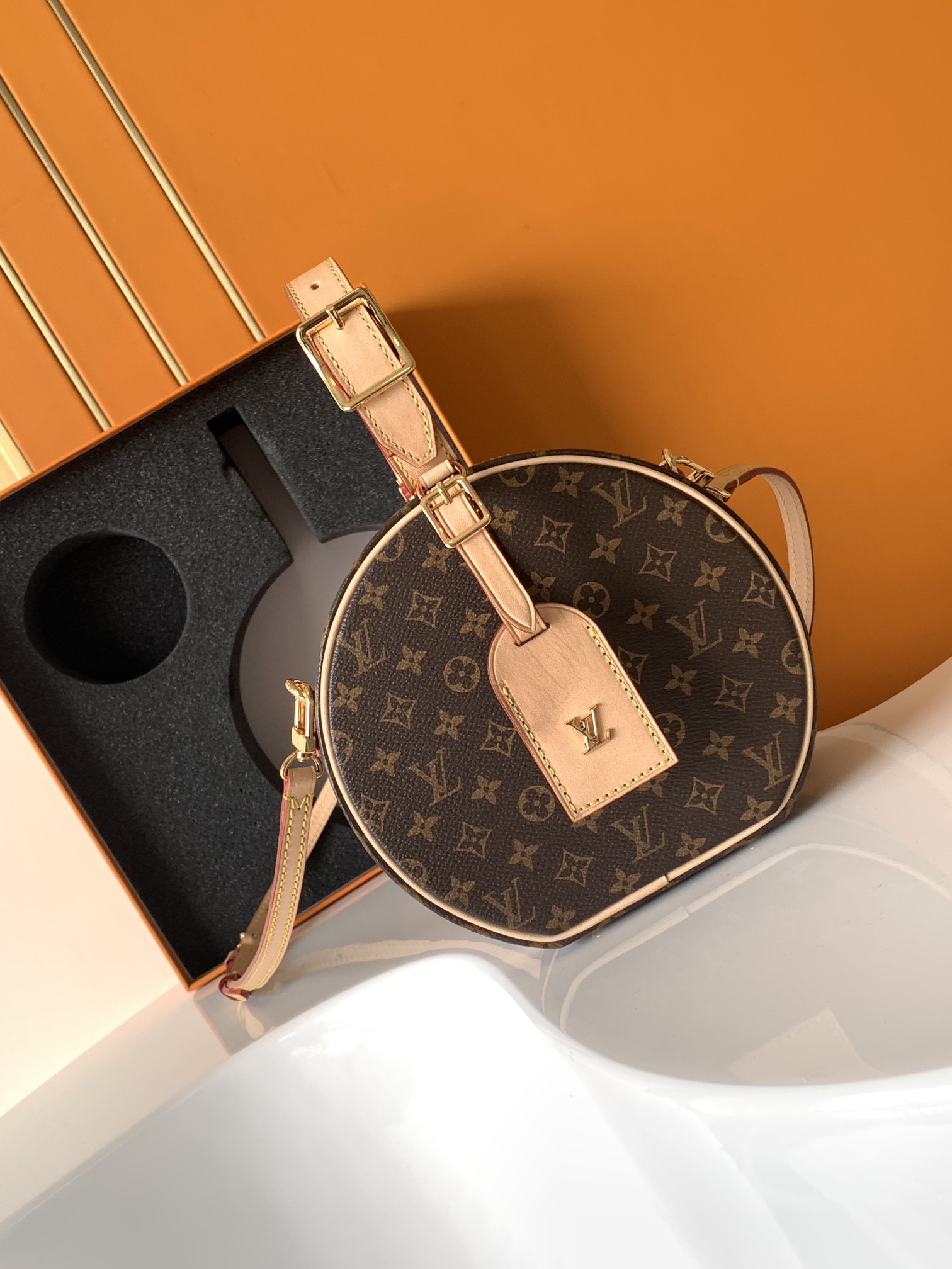p480PM43514Presbicia M43510Yellowflower La clásica sombrerera de Louis Vuitton se ha transformado en esta linda bolsa p…