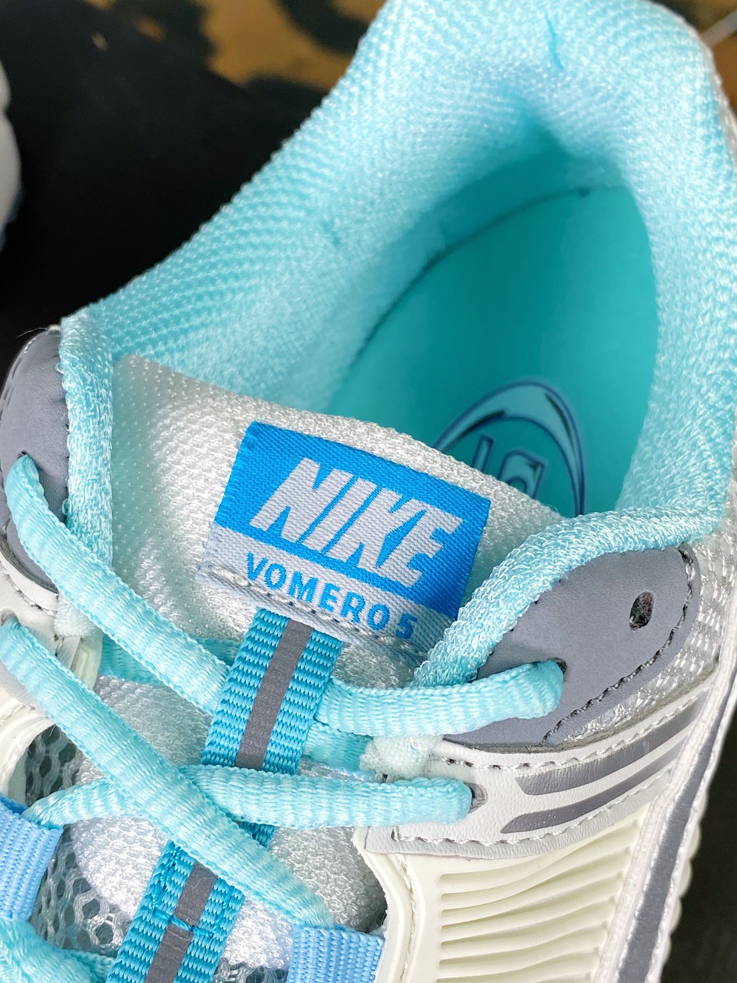 190 Zoom Vomero 5”520 Pack”佛莫罗5代系列经典复古休闲运动慢跑鞋“白银浅灰蓝”FN3432-001