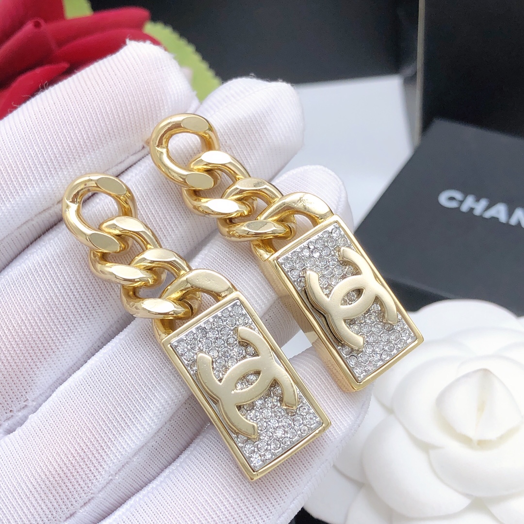 编号XED0132
CHANEL 小香链条长牌长款双c耳钉，高端品质，专柜同材质， 真正黄铜，离子电镀，