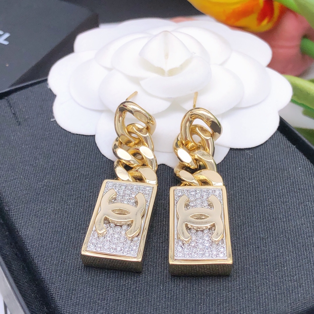 编号XED0132
CHANEL 小香链条长牌长款双c耳钉，高端品质，专柜同材质， 真正黄铜，离子电镀，