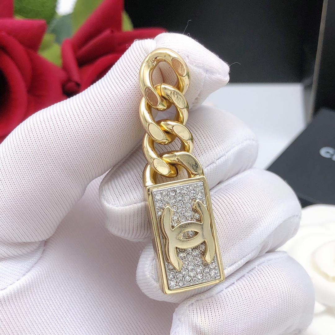 编号XED0132
CHANEL 小香链条长牌长款双c耳钉，高端品质，专柜同材质， 真正黄铜，离子电镀，