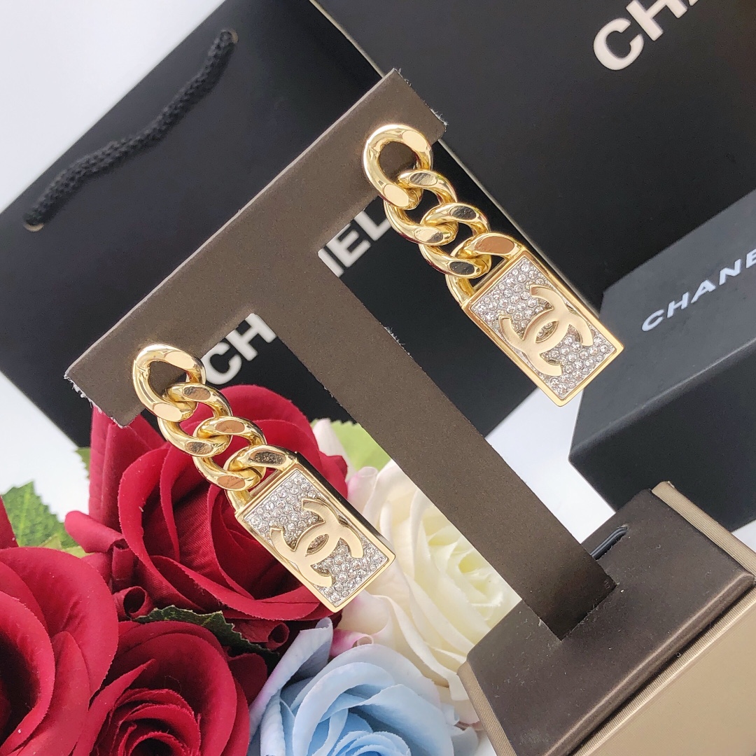 编号XED0132
CHANEL 小香链条长牌长款双c耳钉，高端品质，专柜同材质， 真正黄铜，离子电镀，