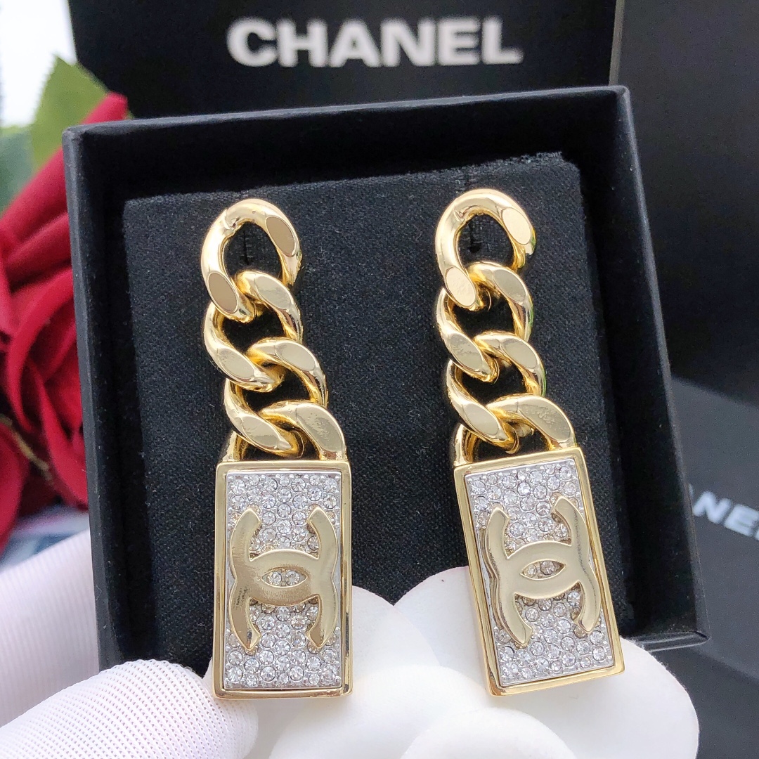 编号XED0132
CHANEL 小香链条长牌长款双c耳钉，高端品质，专柜同材质， 真正黄铜，离子电镀，