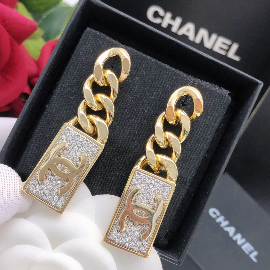 编号XED0132
CHANEL 小香链条长牌长款双c耳钉，高端品质，专柜同材质， 真正黄铜，离子电镀，