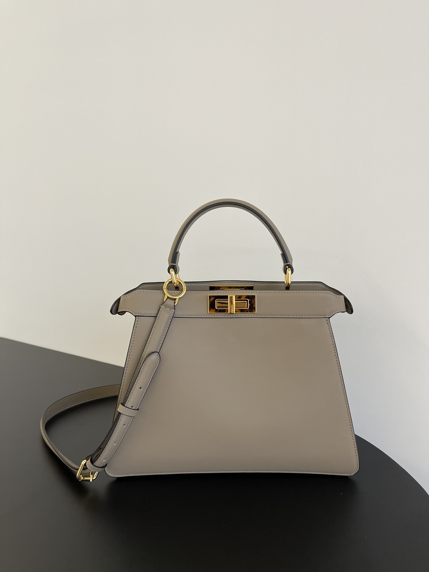 Fendi Duty-free genuine calfskin. [With full counter packaging]