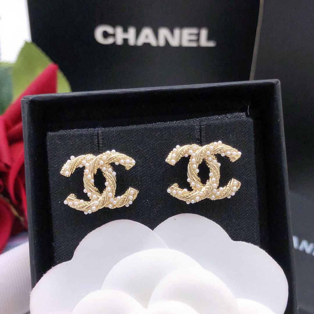 NO:104935,No. XED0209 Original new product CHANEL Xiaoxiang Pearl Double C Rice Bead Earrings High-end quality, 1:1 mold opening for the counter, original version of the counter is made of brass!  Mahua high-end 925 silver needle anti-allergic treatment, heavy industry rework, every detail is impeccable, versatile, not picky about face shape, fashionable, confident and not ostentatious, making it charming. Goddess must-have, jewelry quality, chanel19860909编号XED0209 原单新品 CHANEL小香珍珠双C米珠耳钉 高端品质,专柜1:1开模,专柜原版同黄铜材质！麻花高级925银针防过敏处理,重工重做,每个细节无可挑剔,百搭不挑脸型,时尚自信且不张扬,使其魅力爆灯.女神必备款,饰品精品,chanel,Jewelry