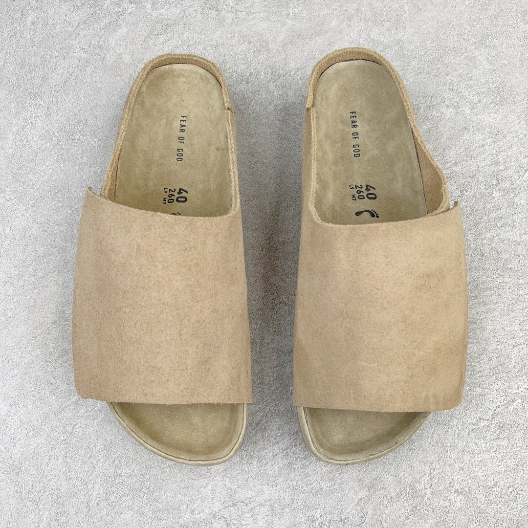 图片[2]-💰250 FEAR OF GOD x Birkenstock 联名款魔术贴拖鞋来啦 FOG x 勃肯神仙联名 首次联手推出本季舒适拖鞋 这款拖鞋：Los Feliz 以Jerry Lorenzo在洛杉矶的家命名 由Birkenstock 1744独家开发 追求极致的风格和舒适度 保留了Birkenstock 鞋款标志性轮廓的纯洁和美丽 这款极简主义作品是Fear of God美学的标志 配有毛边外底和Birkenstock 的软木乳胶鞋床 传身为调色大师的FOG果然没有令人失望 这双拖鞋任何一个颜色上脚都非常好看 非常高级 边鞋盒的设计也超有诚意 上面的Logo设计也采用了FOG的logo经典矽膠材质 搭配可调节的魔术贴可以根据脚形调节松紧度 不挑脚型 尺码：36 37 39 40 41 42 43 44 编码：Wby3936020-运动鞋