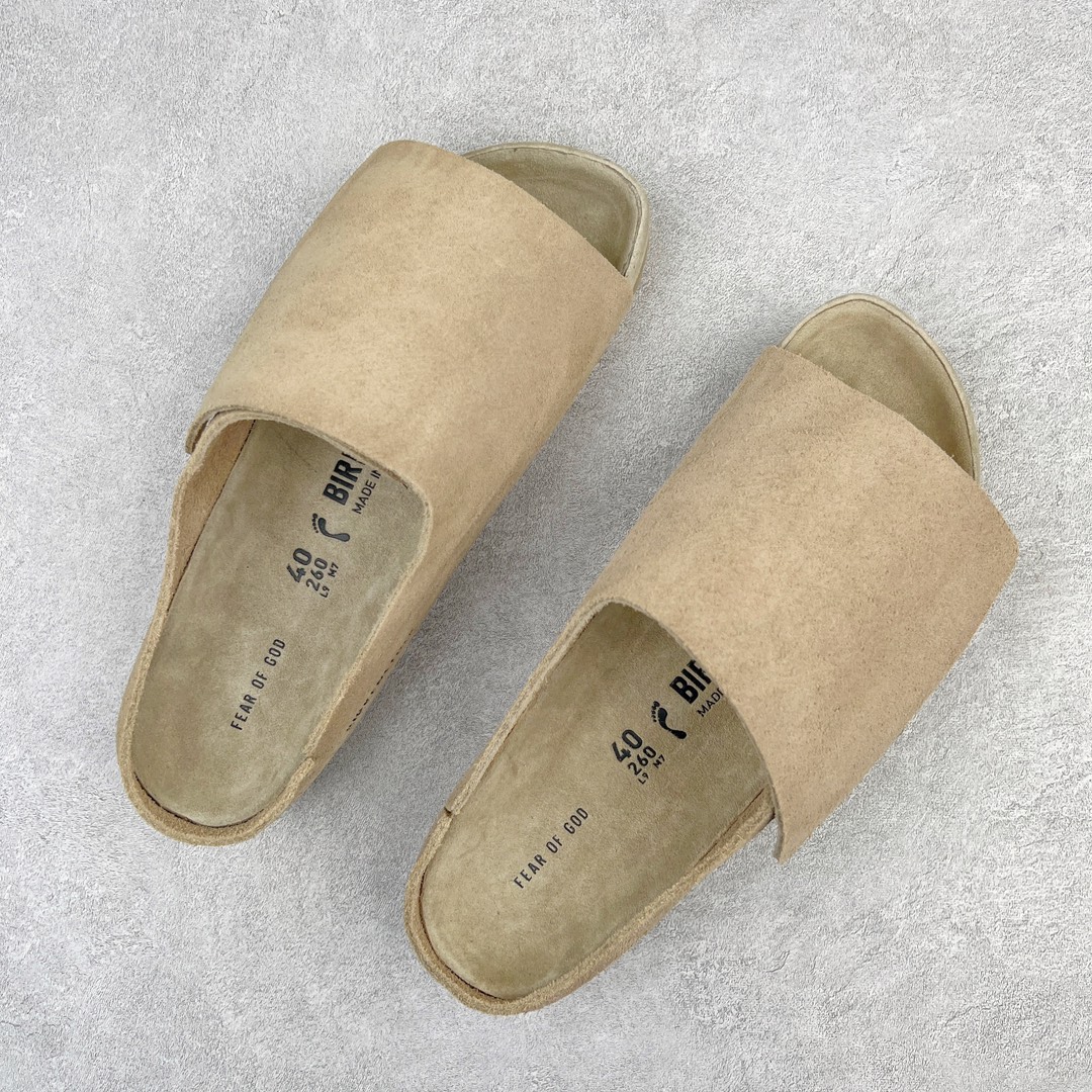 图片[3]-💰250 FEAR OF GOD x Birkenstock 联名款魔术贴拖鞋来啦 FOG x 勃肯神仙联名 首次联手推出本季舒适拖鞋 这款拖鞋：Los Feliz 以Jerry Lorenzo在洛杉矶的家命名 由Birkenstock 1744独家开发 追求极致的风格和舒适度 保留了Birkenstock 鞋款标志性轮廓的纯洁和美丽 这款极简主义作品是Fear of God美学的标志 配有毛边外底和Birkenstock 的软木乳胶鞋床 传身为调色大师的FOG果然没有令人失望 这双拖鞋任何一个颜色上脚都非常好看 非常高级 边鞋盒的设计也超有诚意 上面的Logo设计也采用了FOG的logo经典矽膠材质 搭配可调节的魔术贴可以根据脚形调节松紧度 不挑脚型 尺码：36 37 39 40 41 42 43 44 编码：Wby3936020-运动鞋