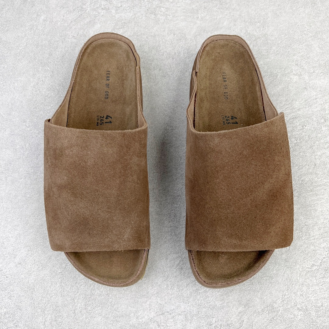 图片[2]-💰250 FEAR OF GOD x Birkenstock 联名款魔术贴拖鞋来啦 FOG x 勃肯神仙联名 首次联手推出本季舒适拖鞋 这款拖鞋：Los Feliz 以Jerry Lorenzo在洛杉矶的家命名 由Birkenstock 1744独家开发 追求极致的风格和舒适度 保留了Birkenstock 鞋款标志性轮廓的纯洁和美丽 这款极简主义作品是Fear of God美学的标志 配有毛边外底和Birkenstock 的软木乳胶鞋床 传身为调色大师的FOG果然没有令人失望 这双拖鞋任何一个颜色上脚都非常好看 非常高级 边鞋盒的设计也超有诚意 上面的Logo设计也采用了FOG的logo经典矽膠材质 搭配可调节的魔术贴可以根据脚形调节松紧度 不挑脚型 尺码：36 37 39 40 41 42 43 44 编码：Wby3936020-运动鞋