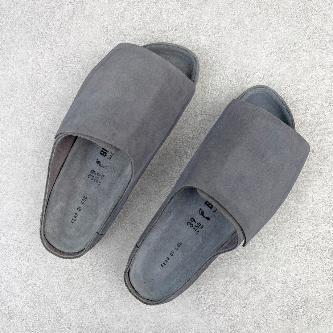 图片[3]-💰250 FEAR OF GOD x Birkenstock 联名款魔术贴拖鞋来啦 FOG x 勃肯神仙联名 首次联手推出本季舒适拖鞋 这款拖鞋：Los Feliz 以Jerry Lorenzo在洛杉矶的家命名 由Birkenstock 1744独家开发 追求极致的风格和舒适度 保留了Birkenstock 鞋款标志性轮廓的纯洁和美丽 这款极简主义作品是Fear of God美学的标志 配有毛边外底和Birkenstock 的软木乳胶鞋床 传身为调色大师的FOG果然没有令人失望 这双拖鞋任何一个颜色上脚都非常好看 非常高级 边鞋盒的设计也超有诚意 上面的Logo设计也采用了FOG的logo经典矽膠材质 搭配可调节的魔术贴可以根据脚形调节松紧度 不挑脚型 尺码：36 37 39 40 41 42 43 44 编码：Wby3936020-运动鞋