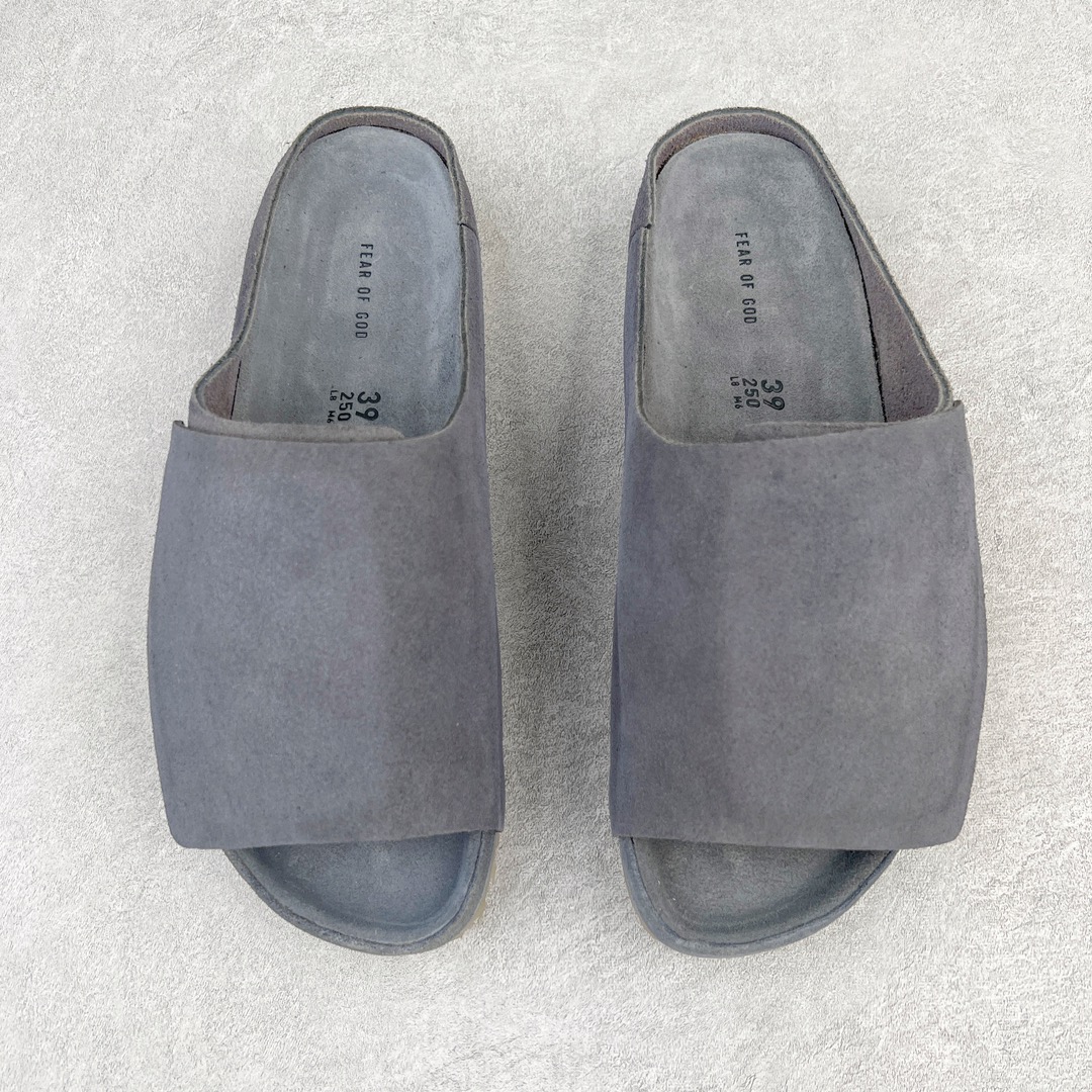 图片[2]-💰250 FEAR OF GOD x Birkenstock 联名款魔术贴拖鞋来啦 FOG x 勃肯神仙联名 首次联手推出本季舒适拖鞋 这款拖鞋：Los Feliz 以Jerry Lorenzo在洛杉矶的家命名 由Birkenstock 1744独家开发 追求极致的风格和舒适度 保留了Birkenstock 鞋款标志性轮廓的纯洁和美丽 这款极简主义作品是Fear of God美学的标志 配有毛边外底和Birkenstock 的软木乳胶鞋床 传身为调色大师的FOG果然没有令人失望 这双拖鞋任何一个颜色上脚都非常好看 非常高级 边鞋盒的设计也超有诚意 上面的Logo设计也采用了FOG的logo经典矽膠材质 搭配可调节的魔术贴可以根据脚形调节松紧度 不挑脚型 尺码：36 37 39 40 41 42 43 44 编码：Wby3936020-运动鞋