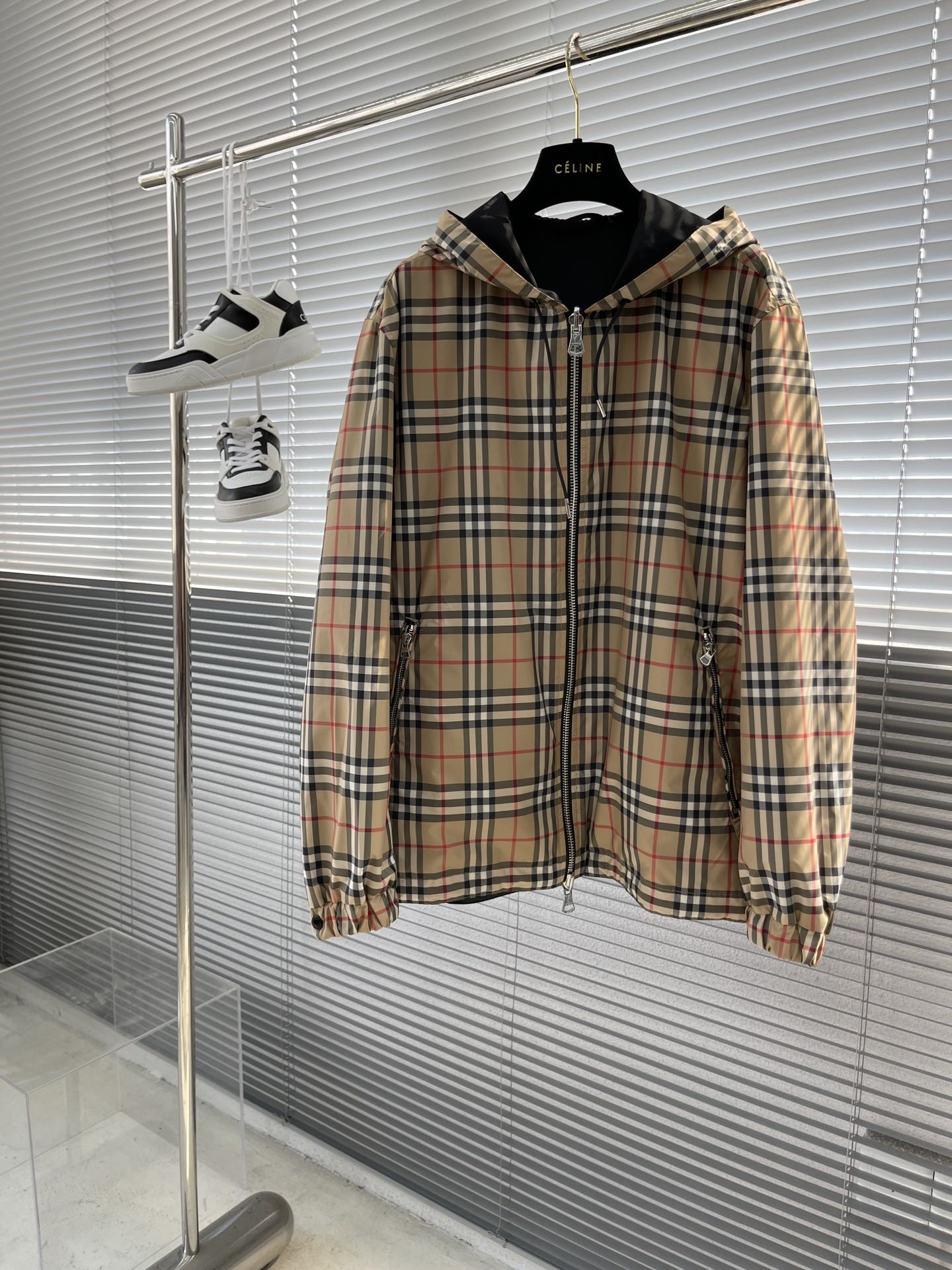 NO:513121,-BBR Classic small plaid double-sided jacket, fixed woven and dyed khaki plaid fabric, the size of the plaid is the same as zp, the difference. The ready-made fabric on the market is 1cm in size, the positioning of the front, back, and hat, restoring all the alignment problems. The cutting and repairing pieces cost huge labor time. In addition to the two layers of fabric inside and outside, there is also a layer of fabric in the middle. There are three layers of fabric in total, and the fabric consumes a huge amount!  All hardware and accessories such as drawstrings, rubber seals, zippers, etc. are all customized with mold opening and exiting, and there is no pressure in and out of the counter, and you can compare it at will. Number of codes XS S M L XL XXL XS S S L 71 bust 116 shoulder width 50 S size clothes 72 bust 120 shoulder width 51 M size clothes 73 bust 124 shoulder width 52 L size clothes 74 bust 128 shoulder width 53 XL size clothes 75 bust 132 shoulder width 54 XXL size clothes 76 bust 136 shoulder width 55,,jackets & coats,jackets & coats,hats,alexander wang19860909-BBR 经典小格子双面夹克外套 定织定染卡其色格子面料,格子大小和zp一致,区别 市面现成面料格子大1cm的一眼假差距,前幅、后背、帽子定位,还原所有对位问题,件裁、修片花费巨大人工时间成本,整件衣服除去内外两层面料,中间还有一层面料 ,一共有三层面料,面料消耗巨大！抽绳,胶章,拉链等所有五金辅料全部开模定制,出入专柜无压力,随意对比. 码数XS S M L XL XXL XS码衣长71 胸围116 肩宽50 S码衣长72 胸围120 肩宽51 M码衣长73 胸围124 肩宽52 L码衣长74 胸围128 肩宽53 XL码衣长75 胸围132 肩宽54 XXL码衣长76 胸围136 肩宽55,,jackets & coats,jackets & coats,hats,alexander wang,Men's clothing