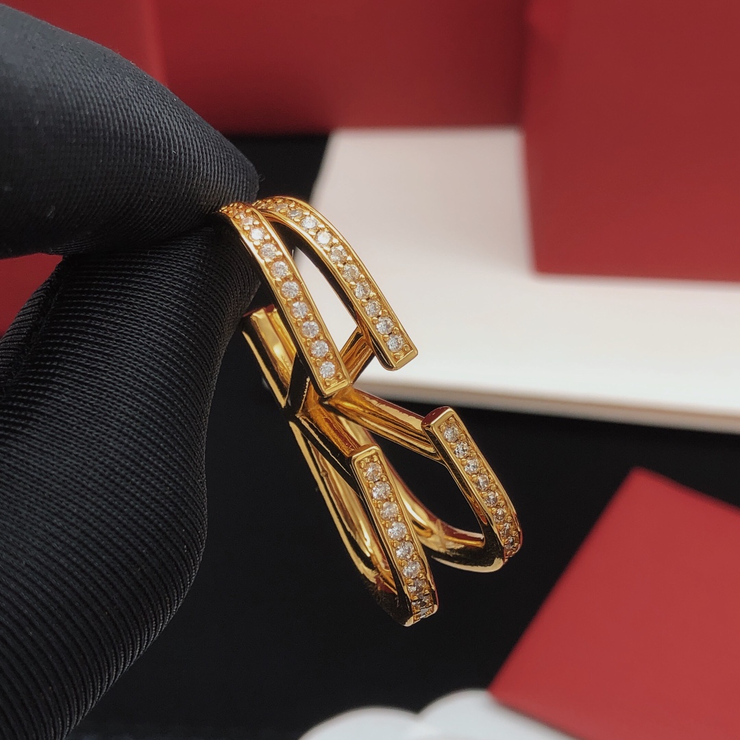 NO:107332,60 number VED0101 silver 60 number VED0100 gold 60 number VED0102 purple [Valentino latest v-shaped earrings edge diamond] consistent Z brass material, jewelry quality, valentino1986090960编号VED0101银色 60编号VED0100金色 60编号VED0102紫色【华伦天奴最新款v字耳钉边缘镶钻】一致Z黄铜材质,饰品精品,valentino,Jewelry