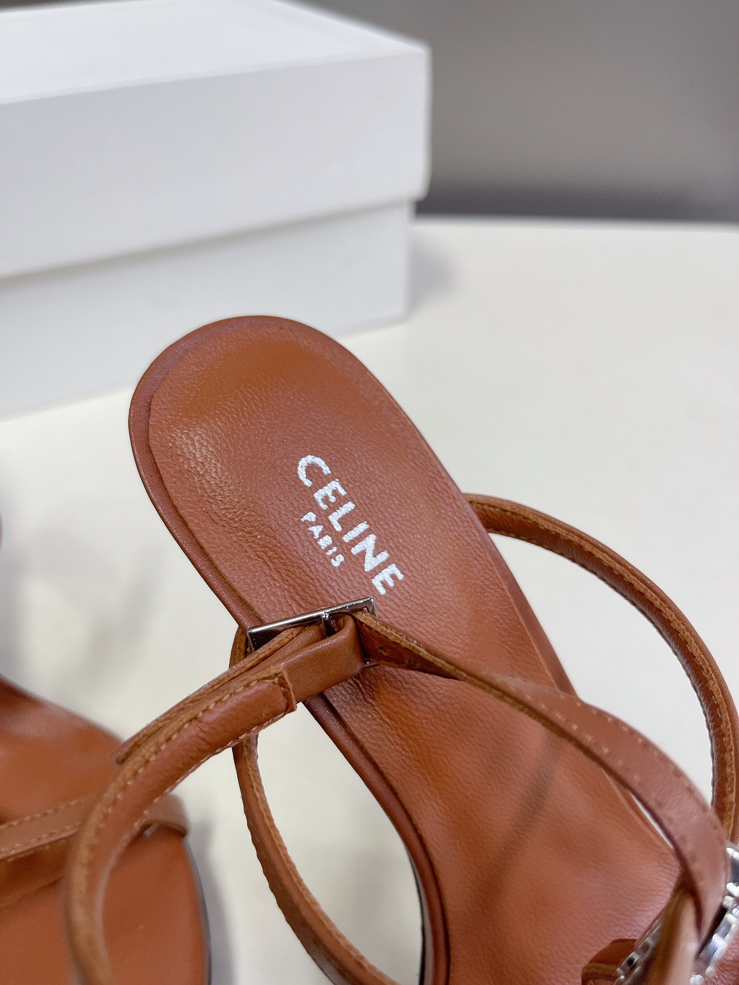 Celine春夏凯旋门时装鞋柔美的露
