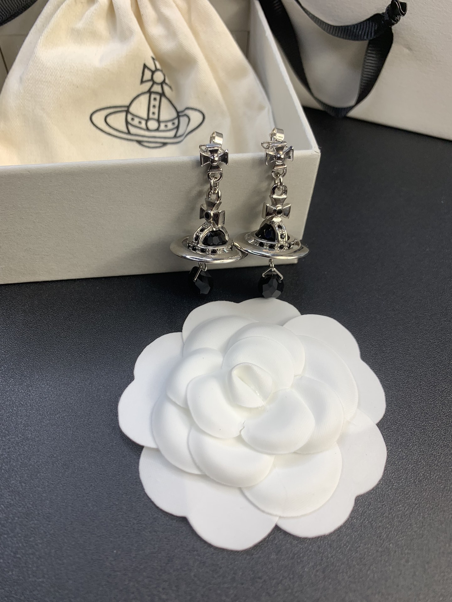 Vivienne Westwood 西太后水晶滴水耳环，白水晶黑水晶