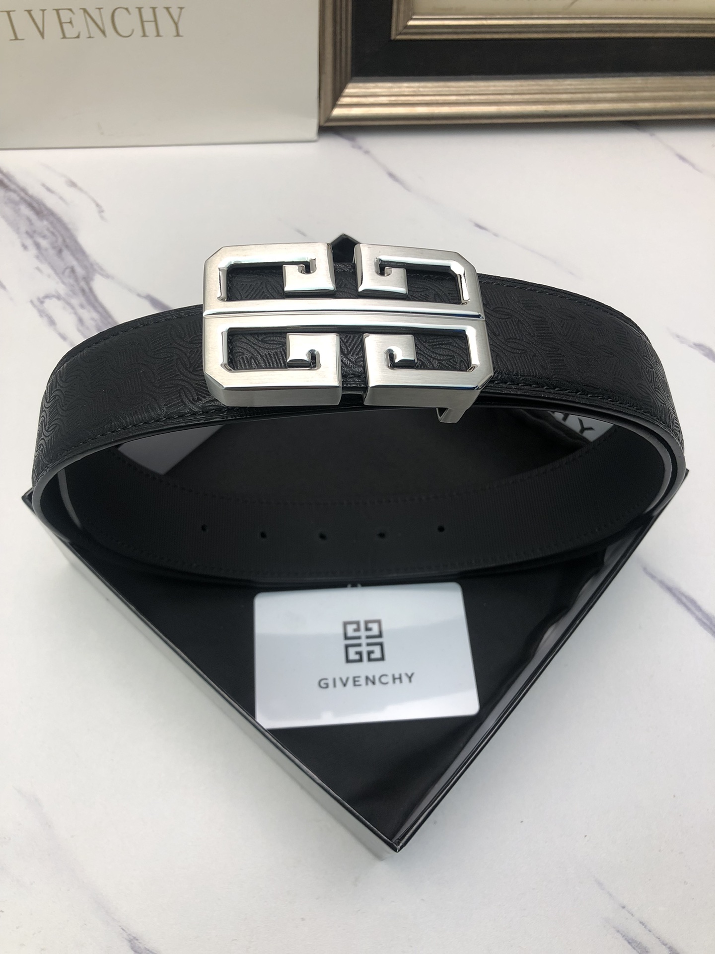 纪梵希原单头层牛皮烫印花纹面内衬头层小牛皮底此款腰带面双采用意大利原定厂制进口牛皮带身对专版柜足宽3.8