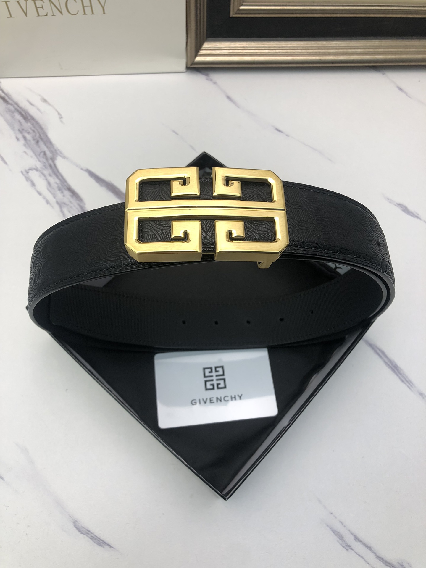 纪梵希原单头层牛皮烫印花纹面内衬头层小牛皮底此款腰带面双采用意大利原定厂制进口牛皮带身对专版柜足宽3.8
