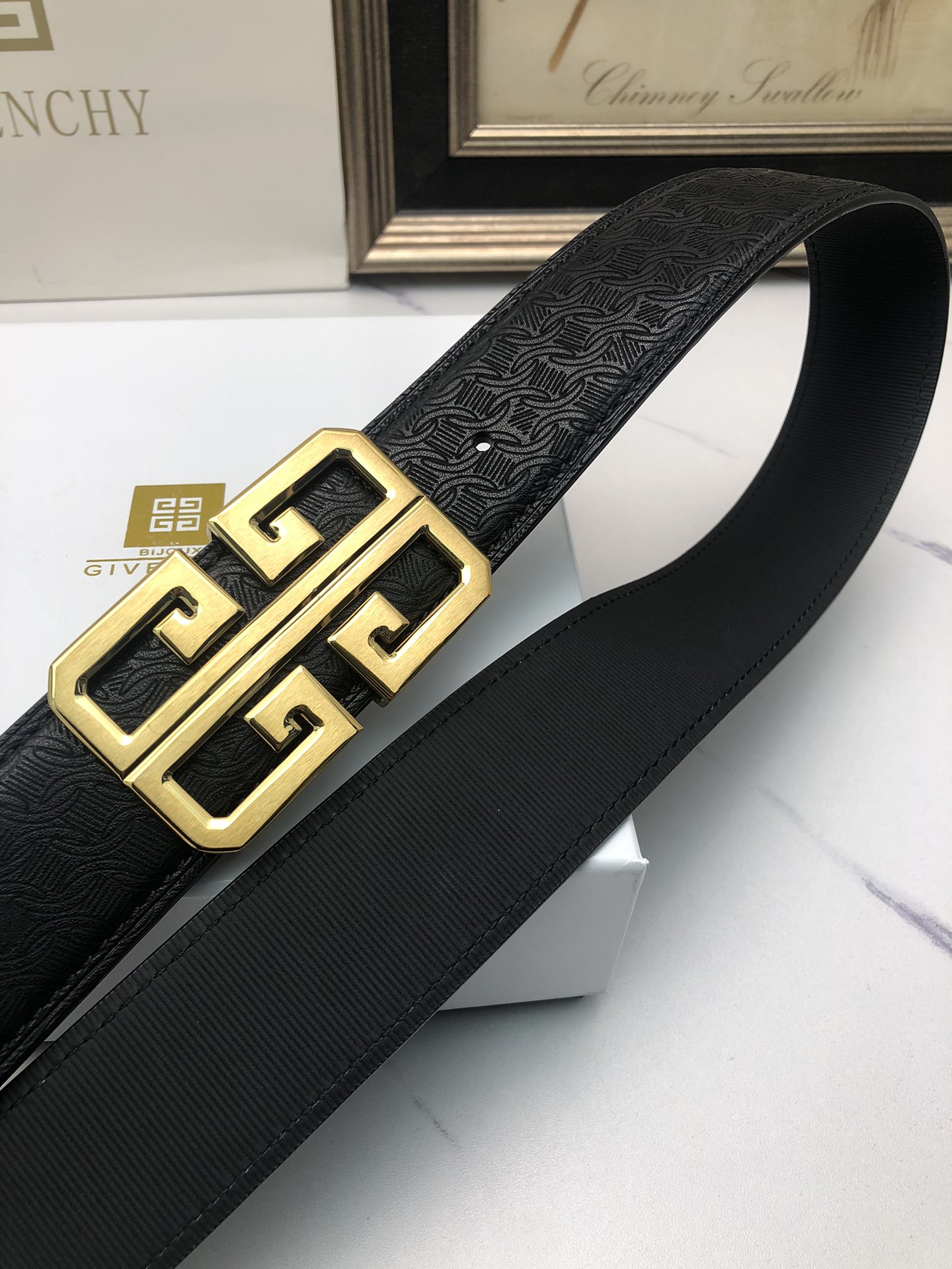 纪梵希原单头层牛皮烫印花纹面内衬头层小牛皮底此款腰带面双采用意大利原定厂制进口牛皮带身对专版柜足宽3.8