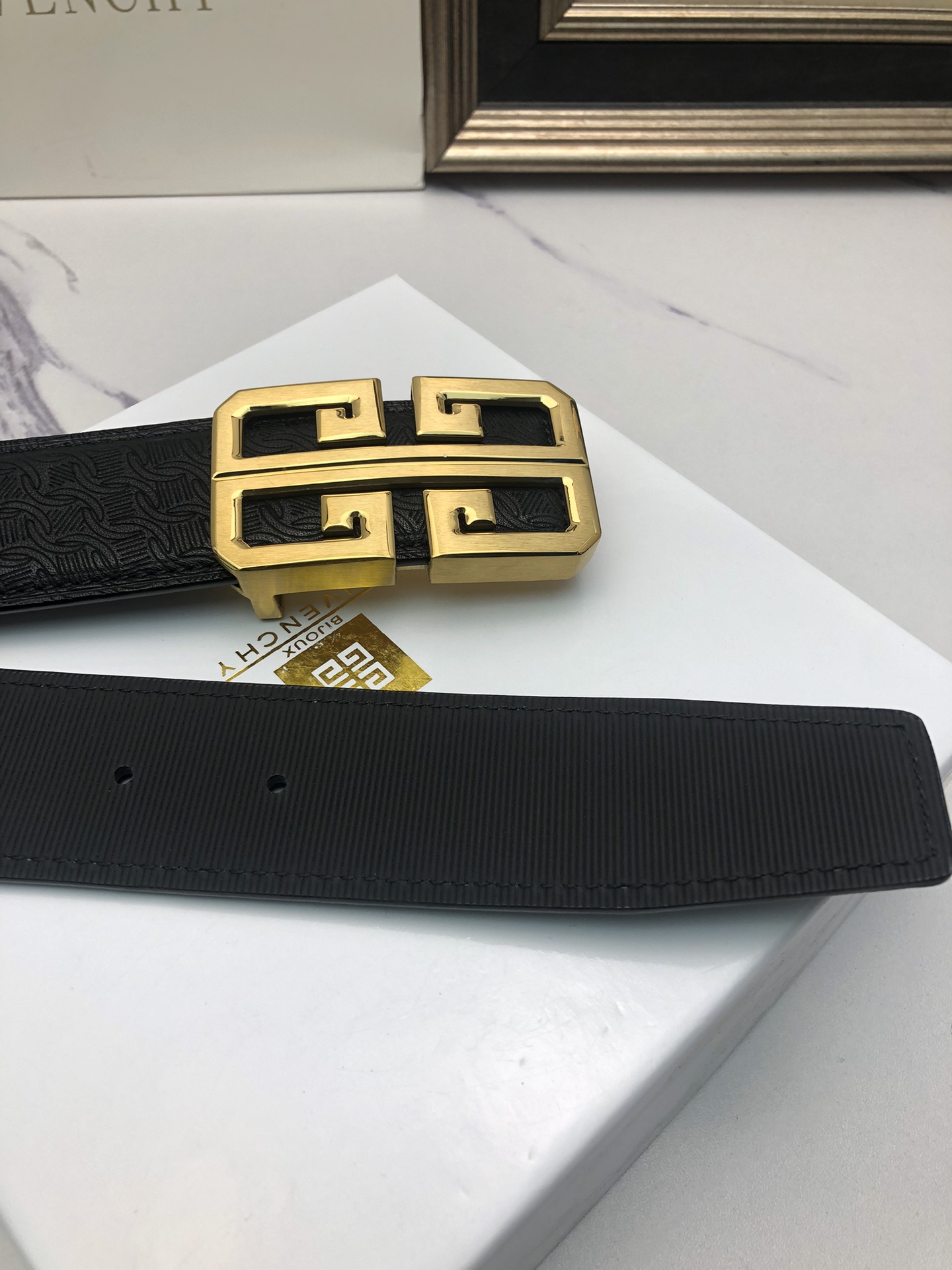 纪梵希原单头层牛皮烫印花纹面内衬头层小牛皮底此款腰带面双采用意大利原定厂制进口牛皮带身对专版柜足宽3.8