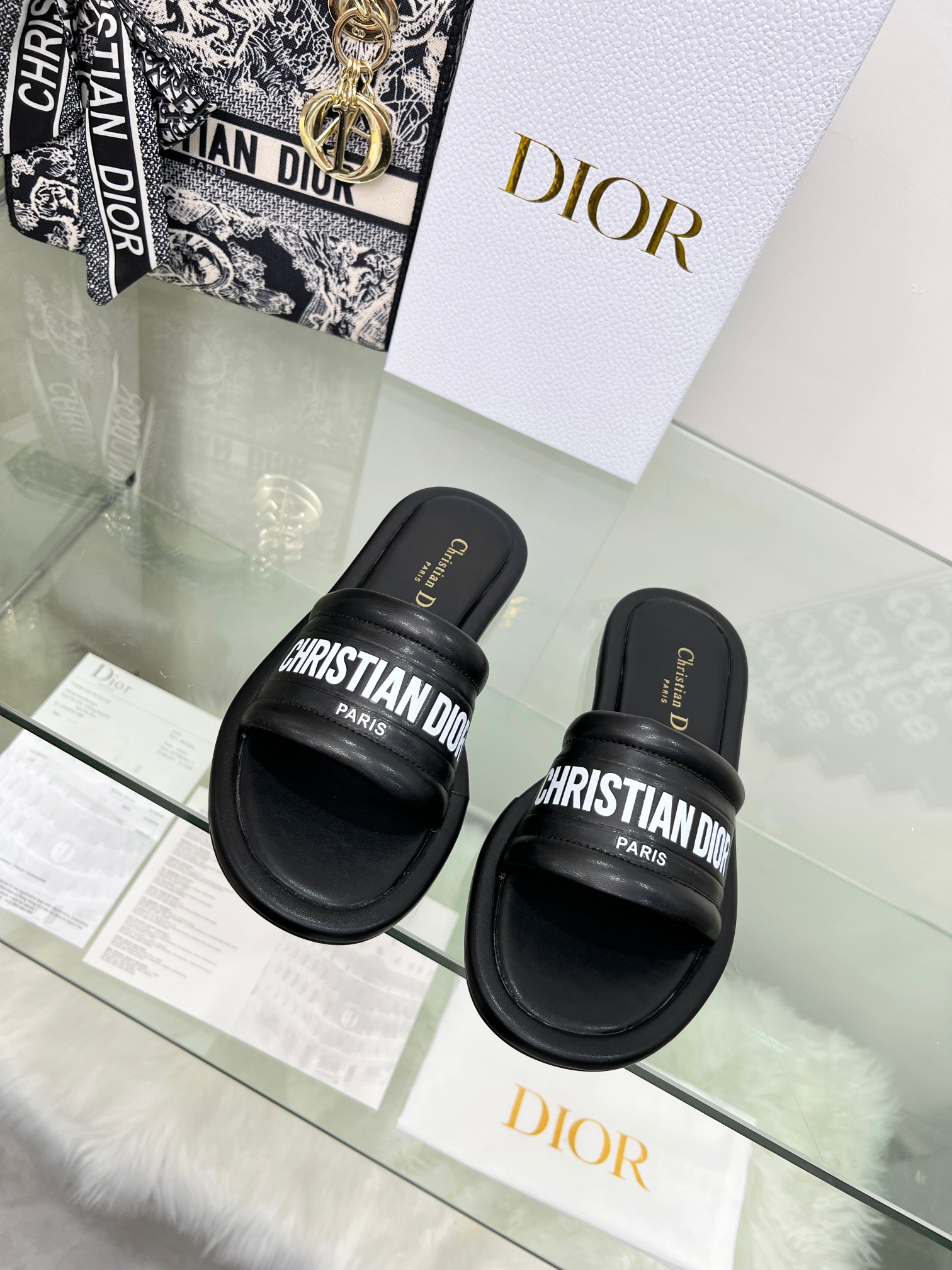 NO:229424,Dior, Dior, Sandals are available. Milan Weekly Showcase Update. Original one-to-one custom-made materials. Upper silk screen   air compressing process. Inner sheepskin. Thick sole is made of light EVA mezzanine. The back of the sole is 3CM. Color is silver. Pink. Black. On-white. Size 35-41 (42). Flat sole thick sole 170, slippers, dior, slippers, sheepskin19860909迪奥,迪奥,凉拖上新. 米兰周走秀款更新. 原版一比一定制材料.鞋面丝印 空压工艺 内里羊皮.厚底采用轻飘EVA夹层.底后3CM.颜色银色.粉色. 黑色. 米白色 .码数 35-41（42）定制. 平底 厚底170,拖鞋,dior,slippers,sheepskin,Women's Shoes