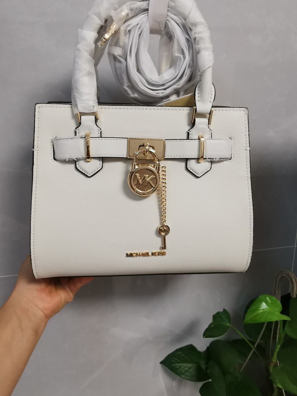 Michael Kors MK23年新款Hamilton小号锁头包，手提单肩斜挎包，前面配置独特 锁头非常有个性，小号尺寸25/20/11cm