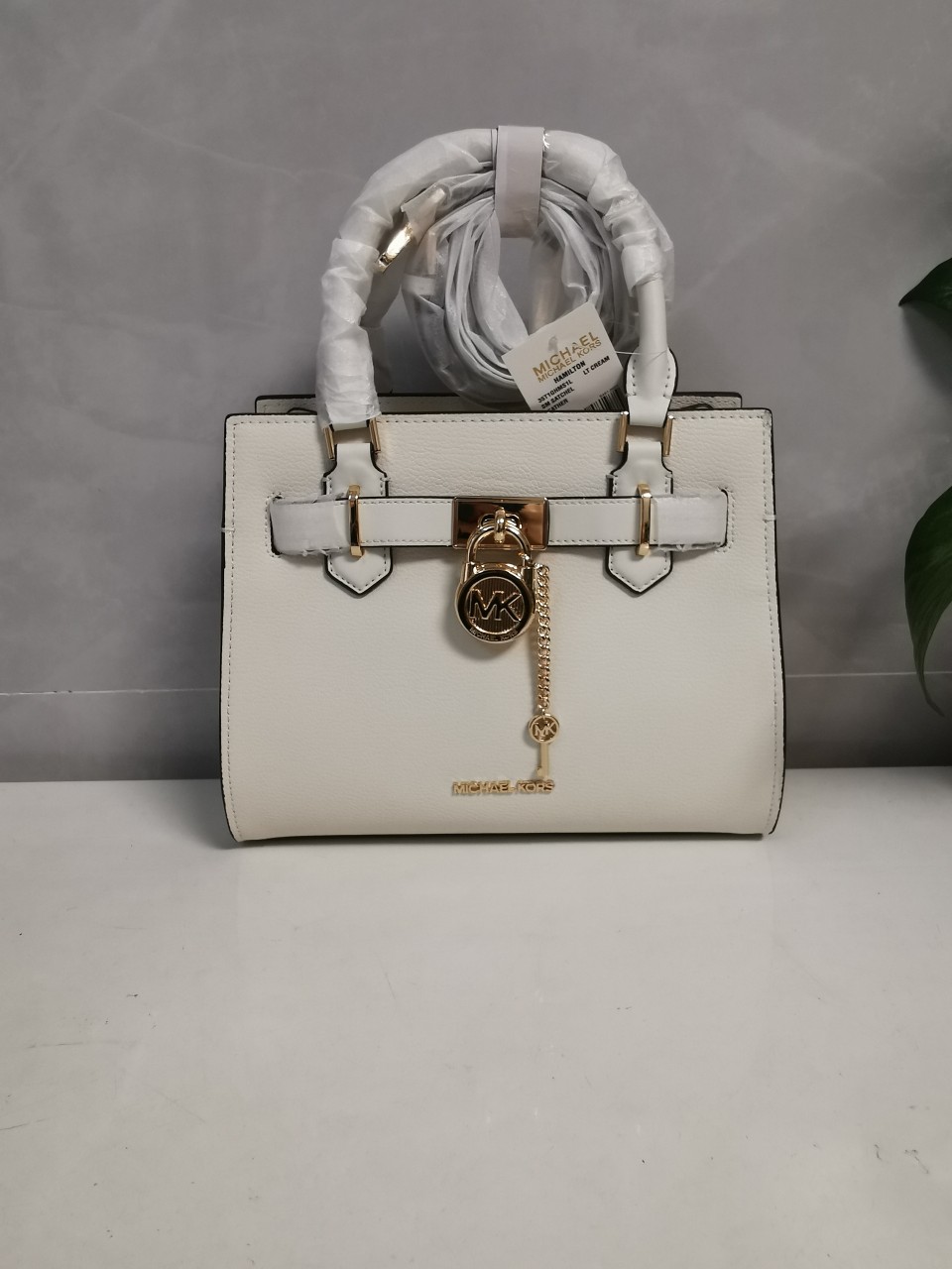Michael Kors MK23年新款Hamilton小号锁头包，手提单肩斜挎包，前面配置独特 锁头非常有个性，小号尺寸25/20/11cm