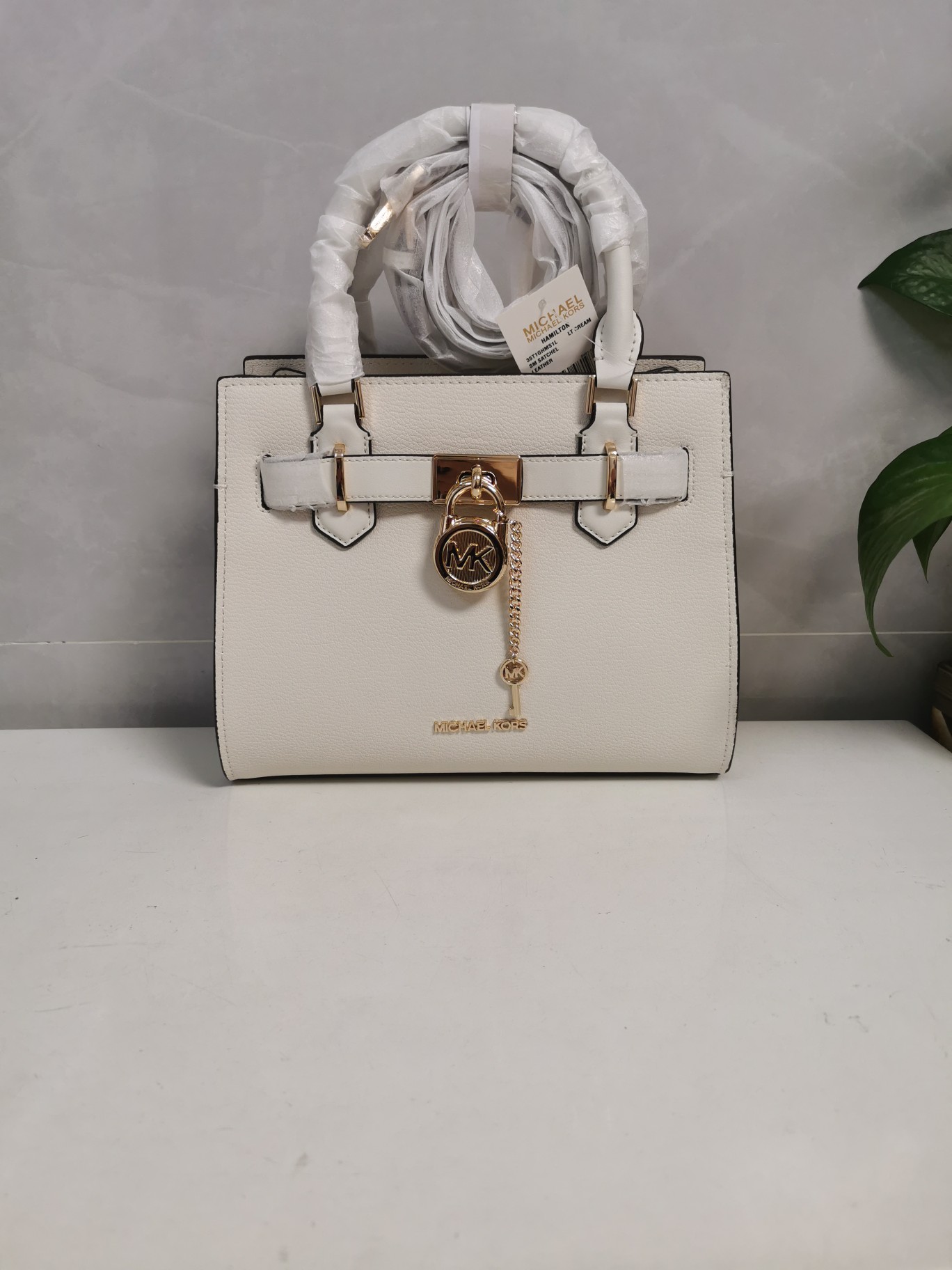 Michael Kors MK23年新款Hamilton小号锁头包，手提单肩斜挎包，前面配置独特 锁头非常有个性，小号尺寸25/20/11cm