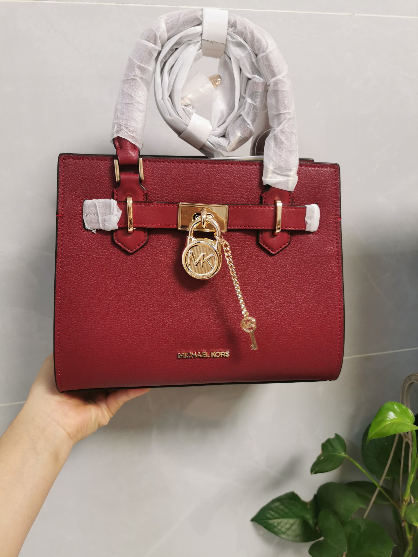 Michael Kors MK23年新款Hamilton小号锁头包，手提单肩斜挎包，前面配置独特 锁头非常有个性，小号尺寸25/20/11cm