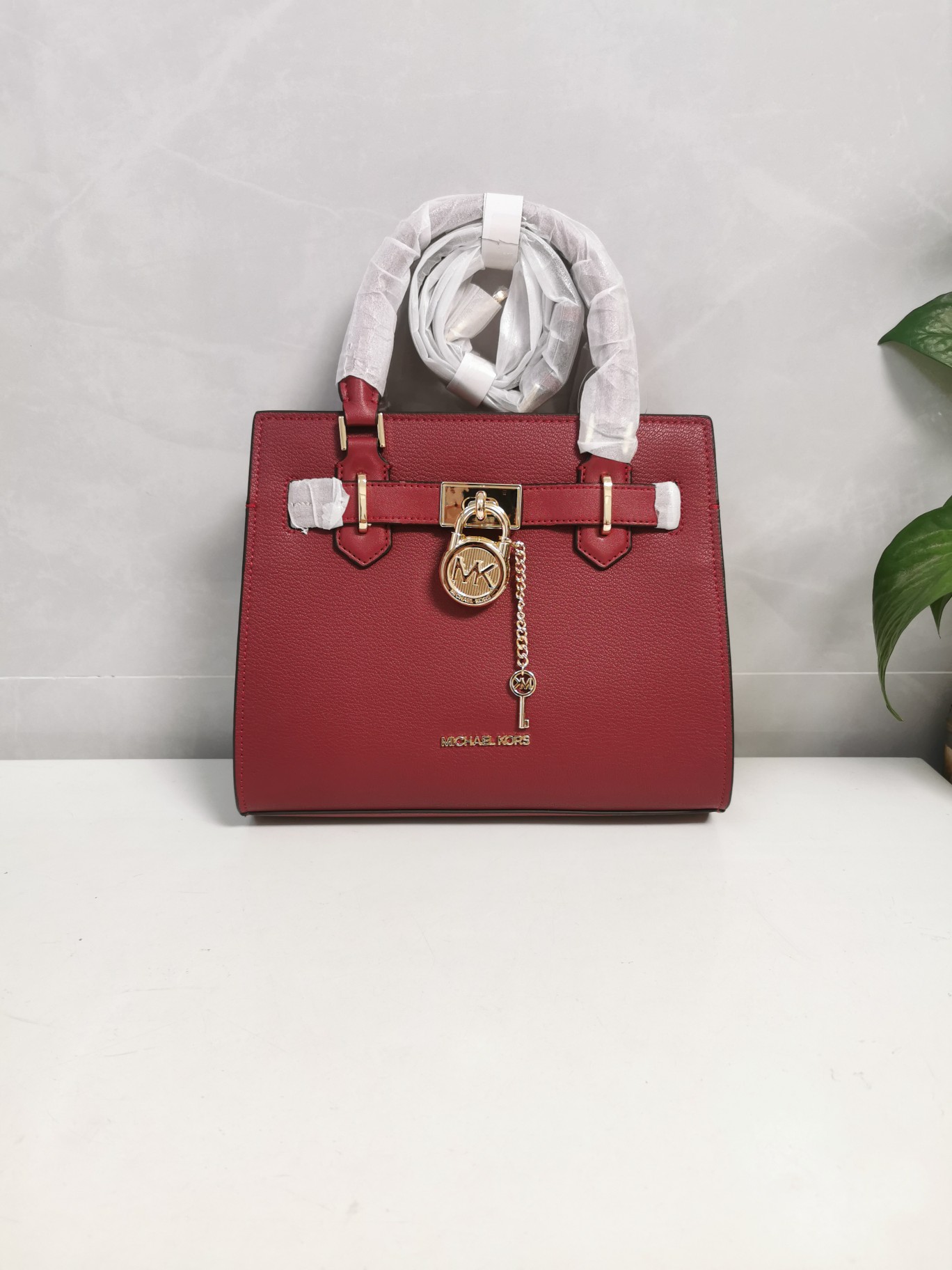 Michael Kors MK23年新款Hamilton小号锁头包，手提单肩斜挎包，前面配置独特 锁头非常有个性，小号尺寸25/20/11cm