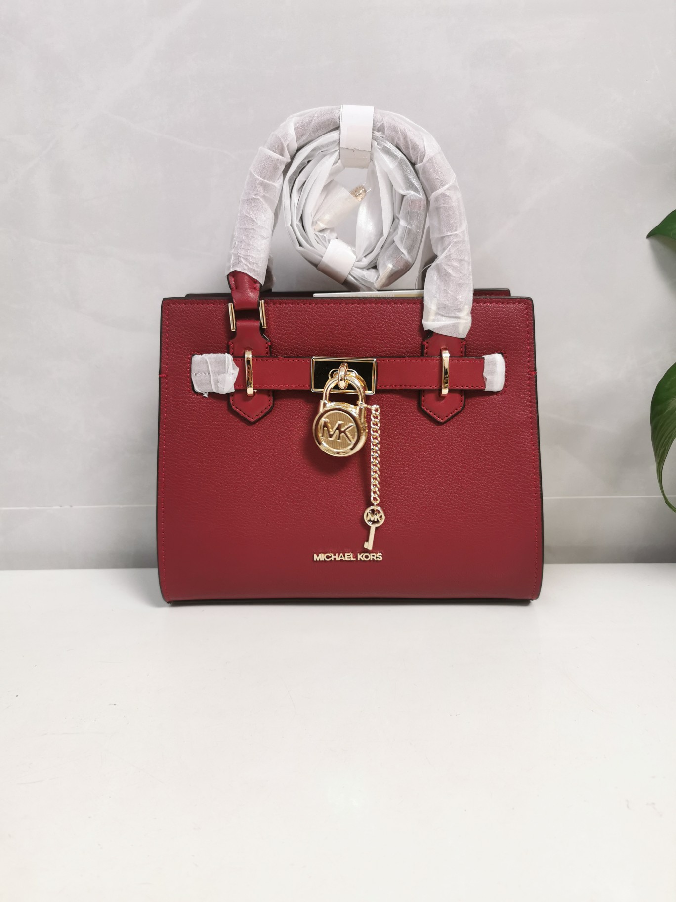 Michael Kors MK23年新款Hamilton小号锁头包，手提单肩斜挎包，前面配置独特 锁头非常有个性，小号尺寸25/20/11cm