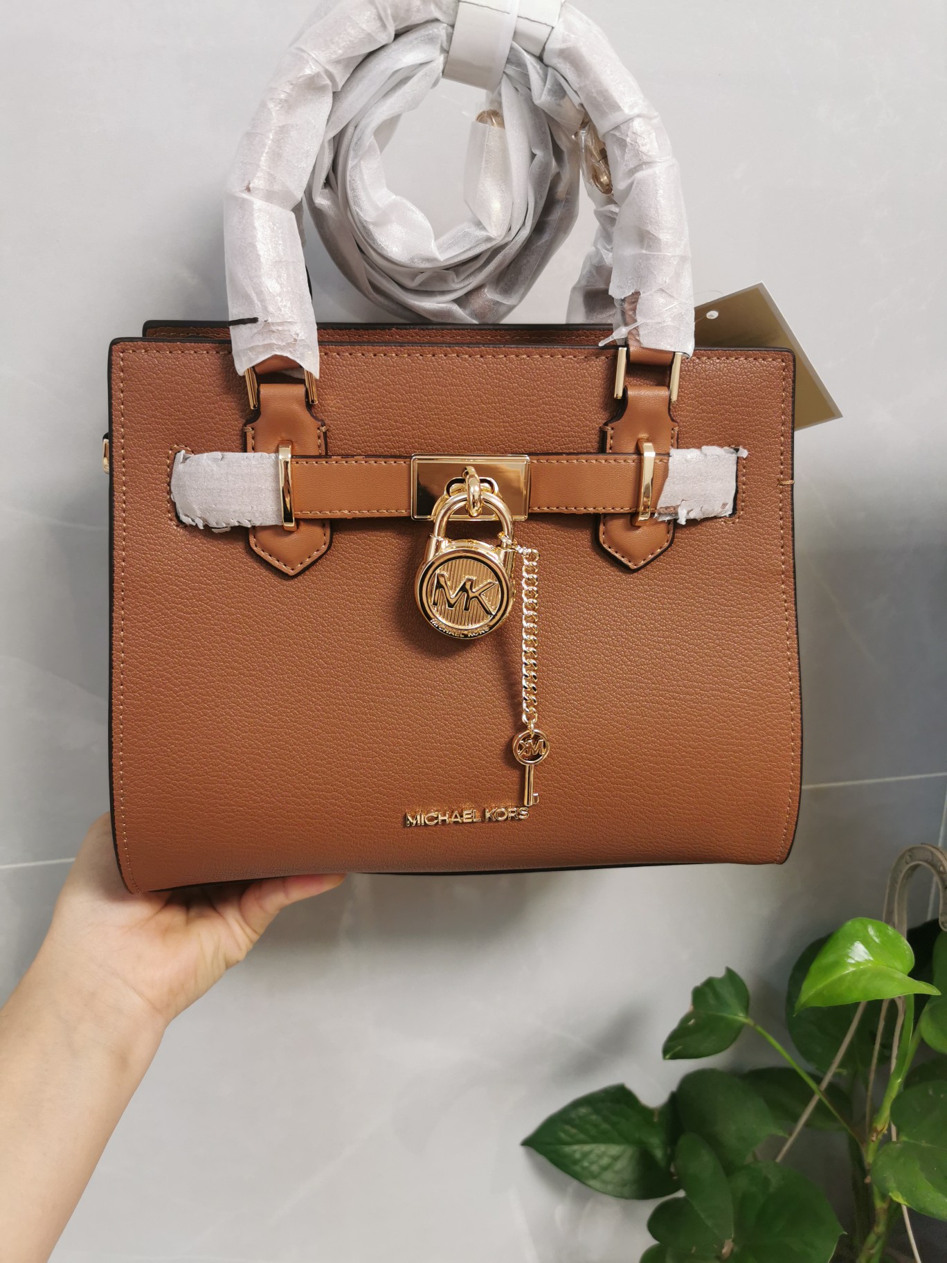 Michael Kors MK23年新款Hamilton小号锁头包，手提单肩斜挎包，前面配置独特 锁头非常有个性，小号尺寸25/20/11cm