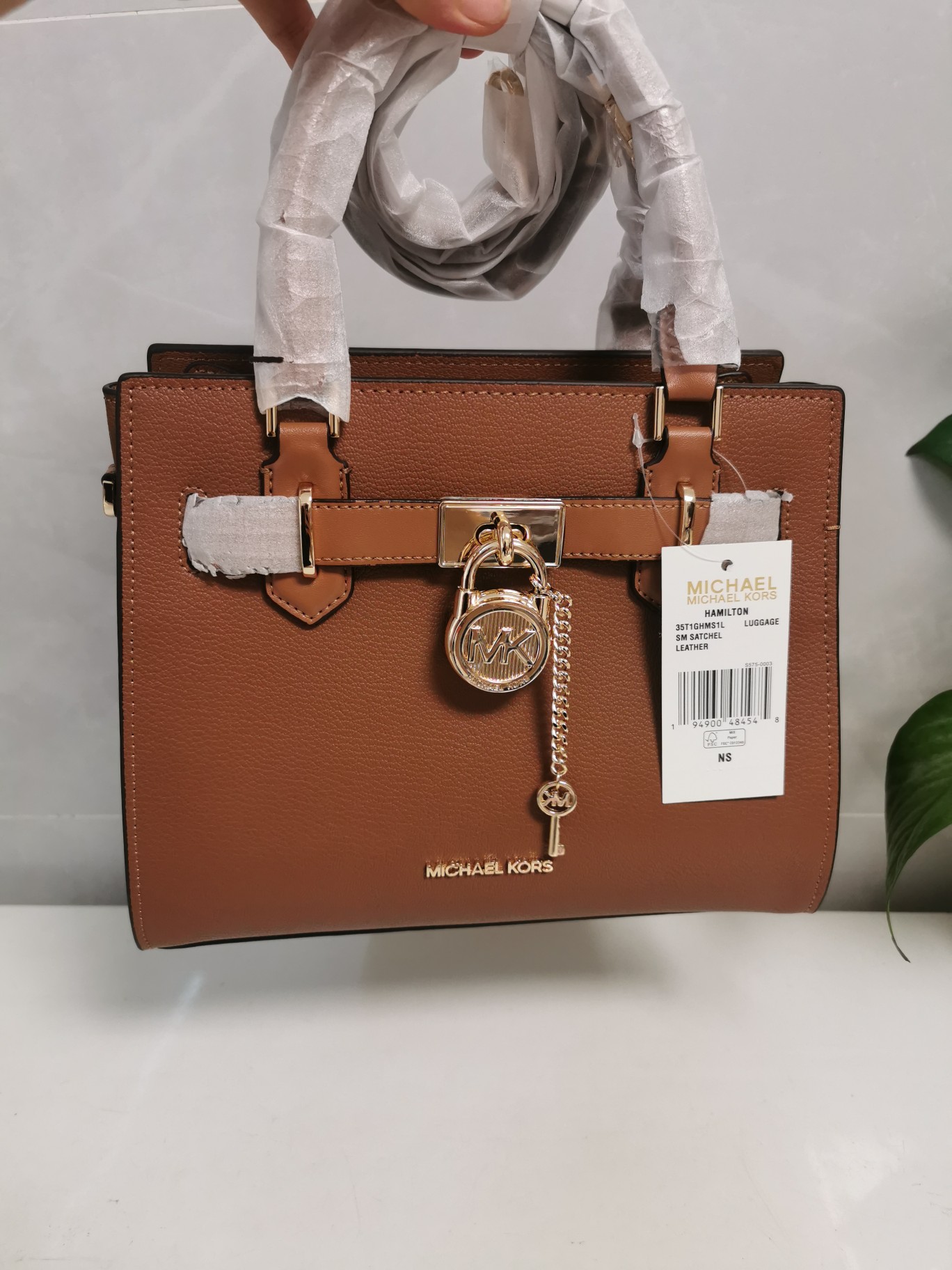 Michael Kors MK23年新款Hamilton小号锁头包，手提单肩斜挎包，前面配置独特 锁头非常有个性，小号尺寸25/20/11cm