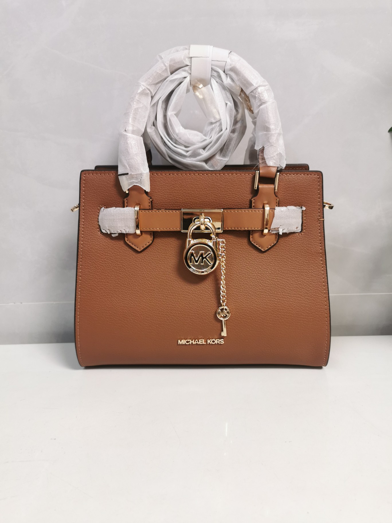 Michael Kors MK23年新款Hamilton小号锁头包，手提单肩斜挎包，前面配置独特 锁头非常有个性，小号尺寸25/20/11cm