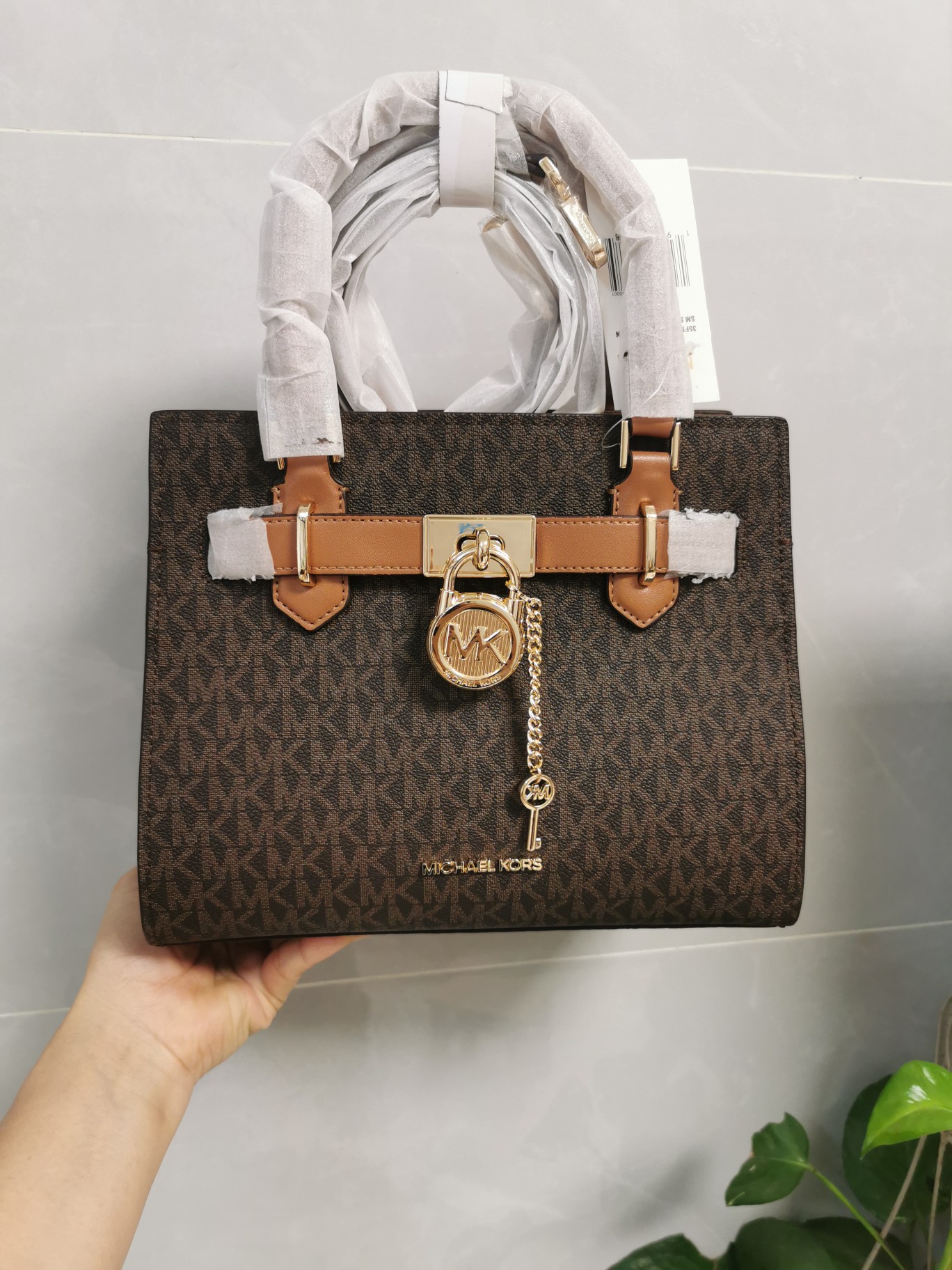 Michael Kors MK23年新款Hamilton小号锁头包，手提单肩斜挎包，前面配置独特 锁头非常有个性，小号尺寸25/20/11cm