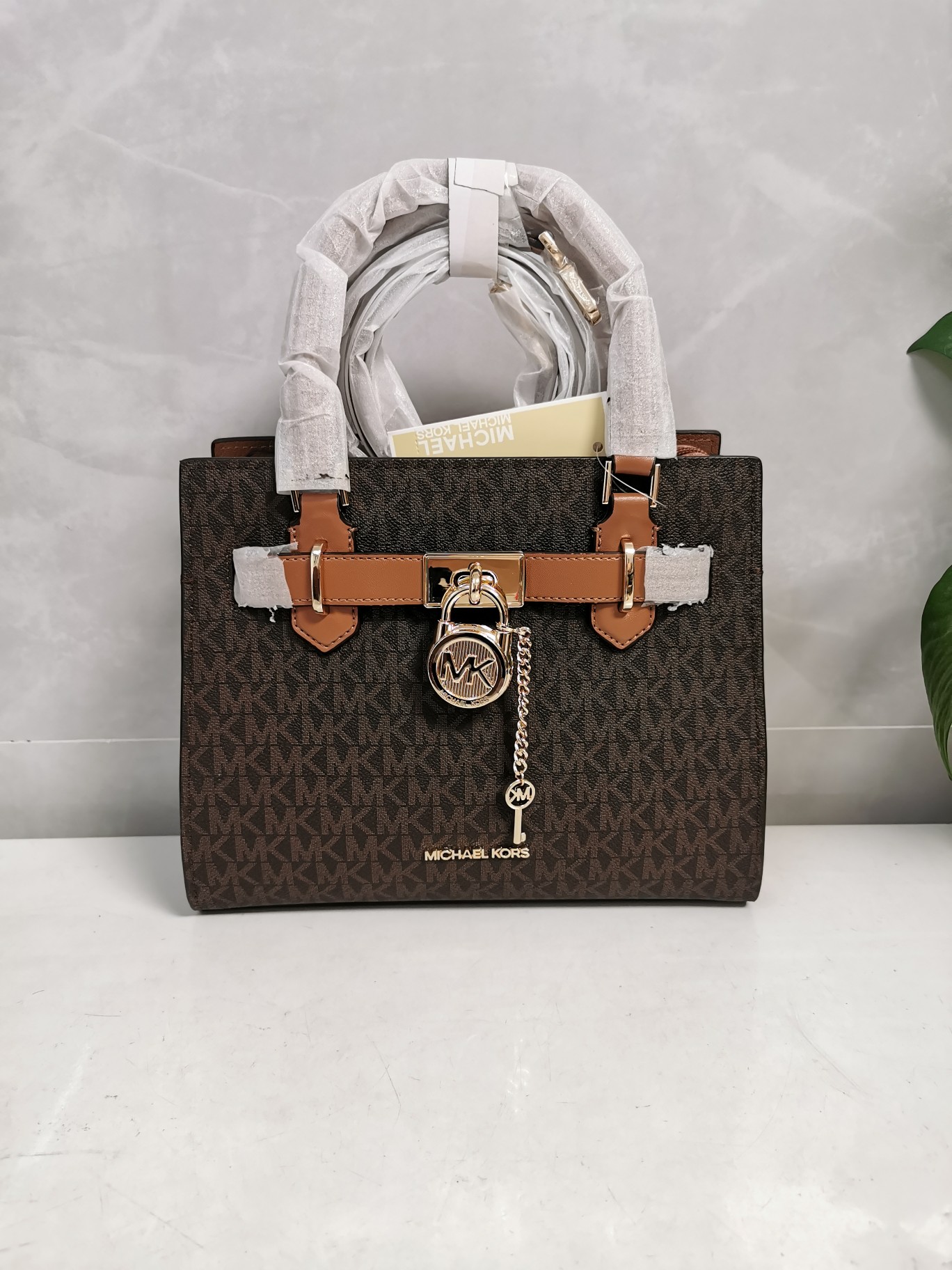 Michael Kors MK23年新款Hamilton小号锁头包，手提单肩斜挎包，前面配置独特 锁头非常有个性，小号尺寸25/20/11cm