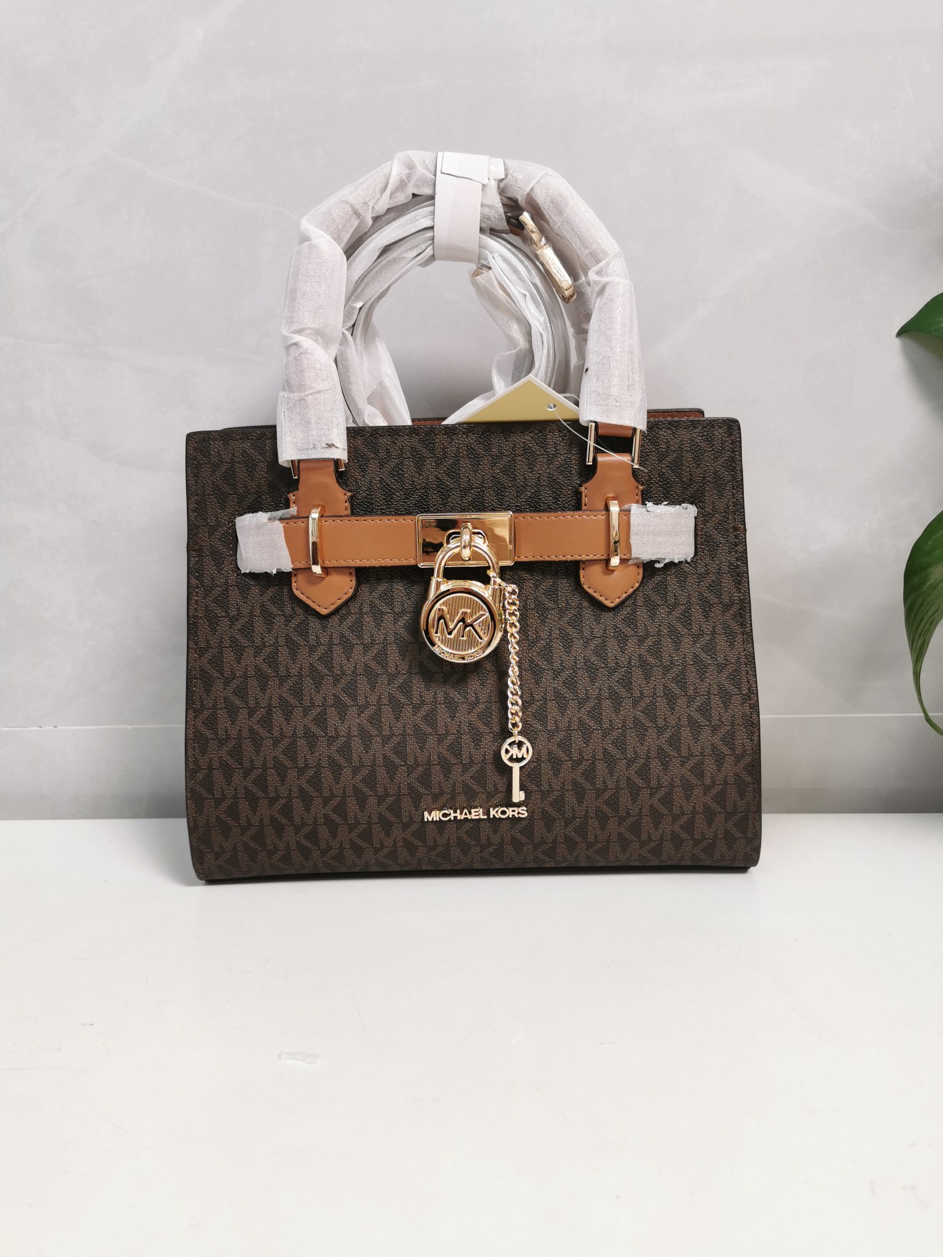 Michael Kors MK23年新款Hamilton小号锁头包，手提单肩斜挎包，前面配置独特 锁头非常有个性，小号尺寸25/20/11cm