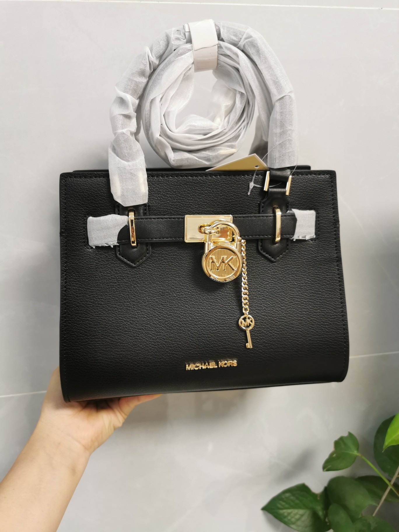 Michael Kors MK23年新款Hamilton小号锁头包，手提单肩斜挎包，前面配置独特 锁头非常有个性，小号尺寸25/20/11cm
